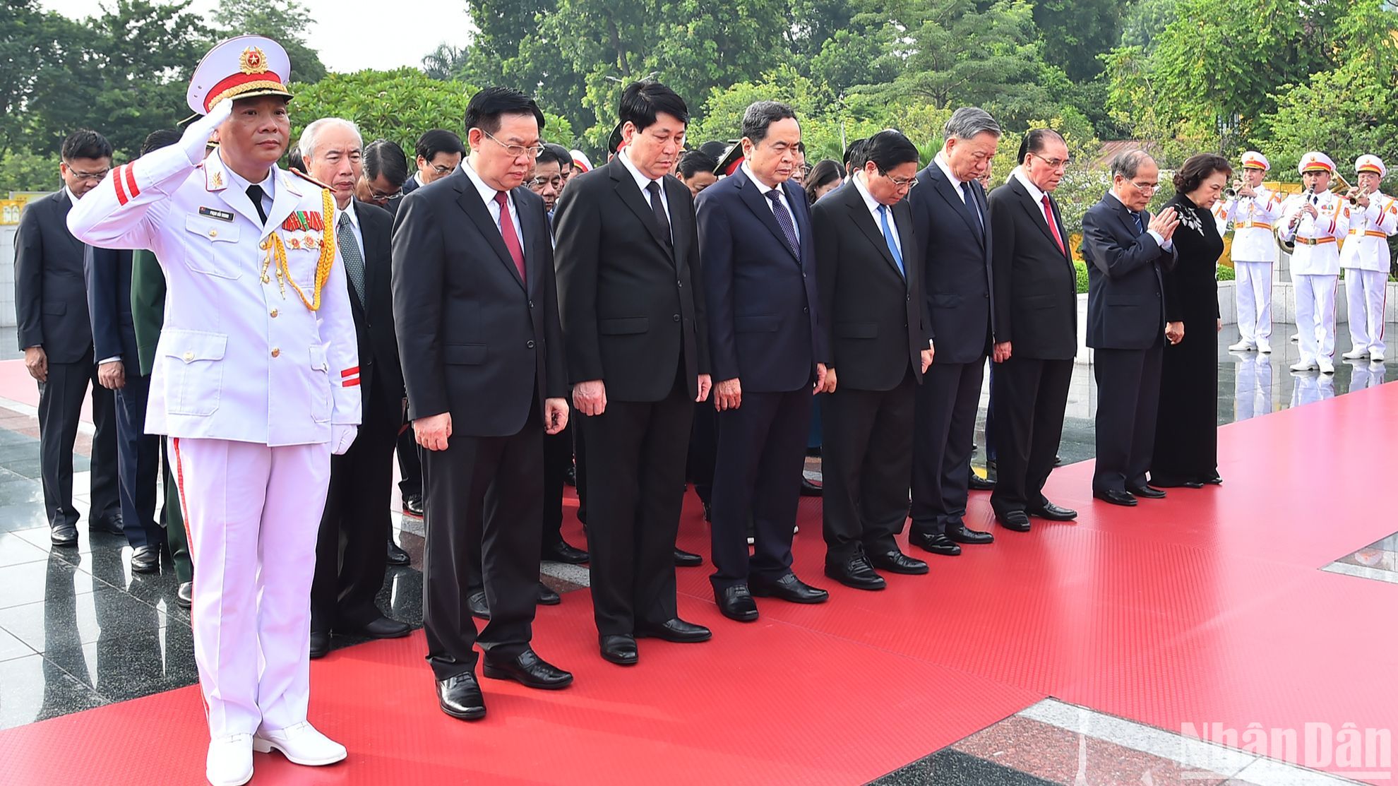 Các đồng chí lãnh đạo, nguyên lãnh đạo Đảng, Nhà nước thành kính tưởng niệm các Anh hùng liệt sĩ.