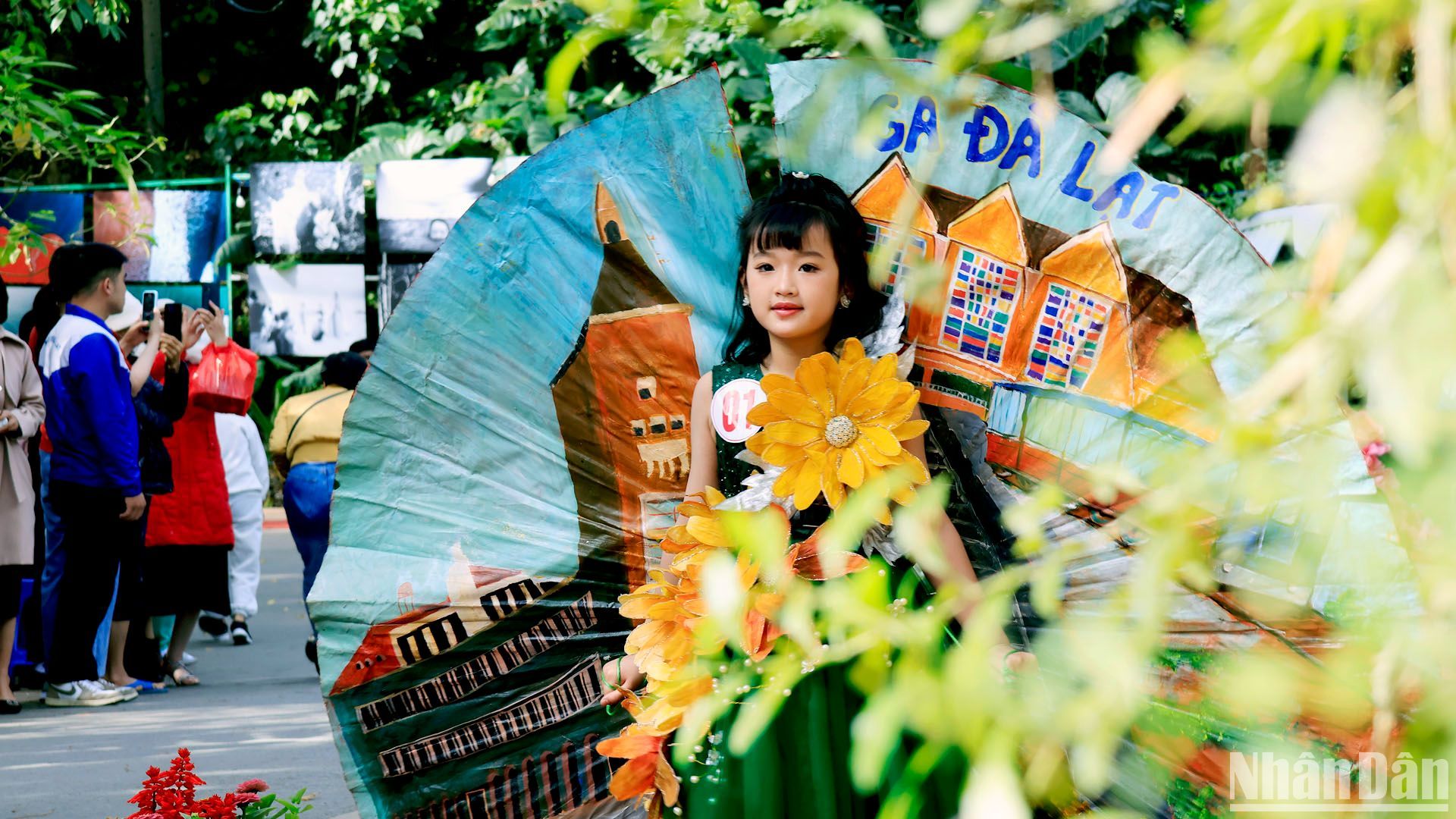 Hội thi trình diễn thời trang hoa với chủ đề “Hoa và di sản”, diễn ra trên "Cung đường nghệ thuật Đà Lạt" ngày 24/11.