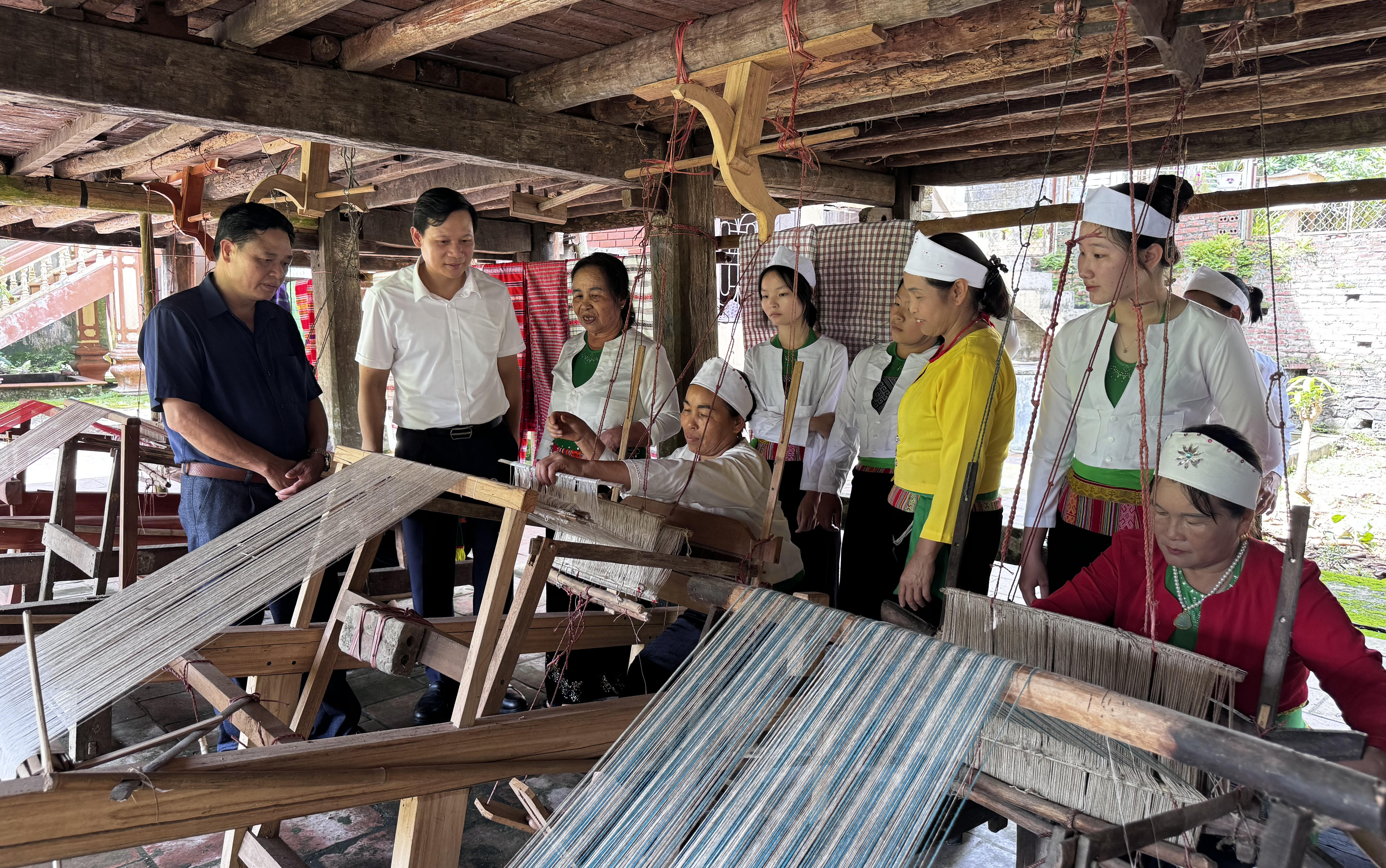 Lãnh đạo huyện Tân Sơn tham quan lớp truyền dạy nghề dệt thổ cẩm do các nghệ nhân xã Kim Thượng truyền dạy. 