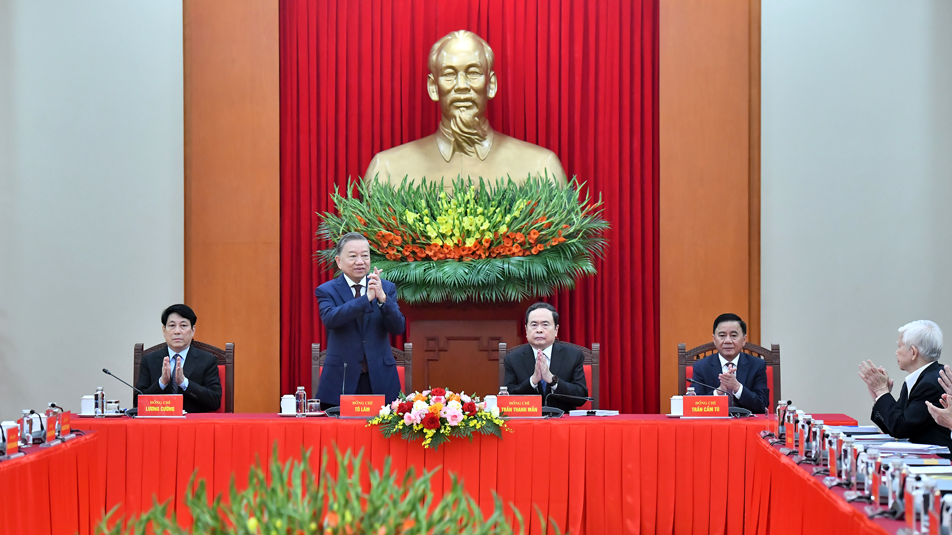 Bộ Chính trị, Ban Bí thư tổ chức hội nghị các đồng chí nguyên lãnh đạo Đảng, Nhà nước góp ý kiến vào các dự thảo văn kiện trình Đại hội XIV của Đảng. 