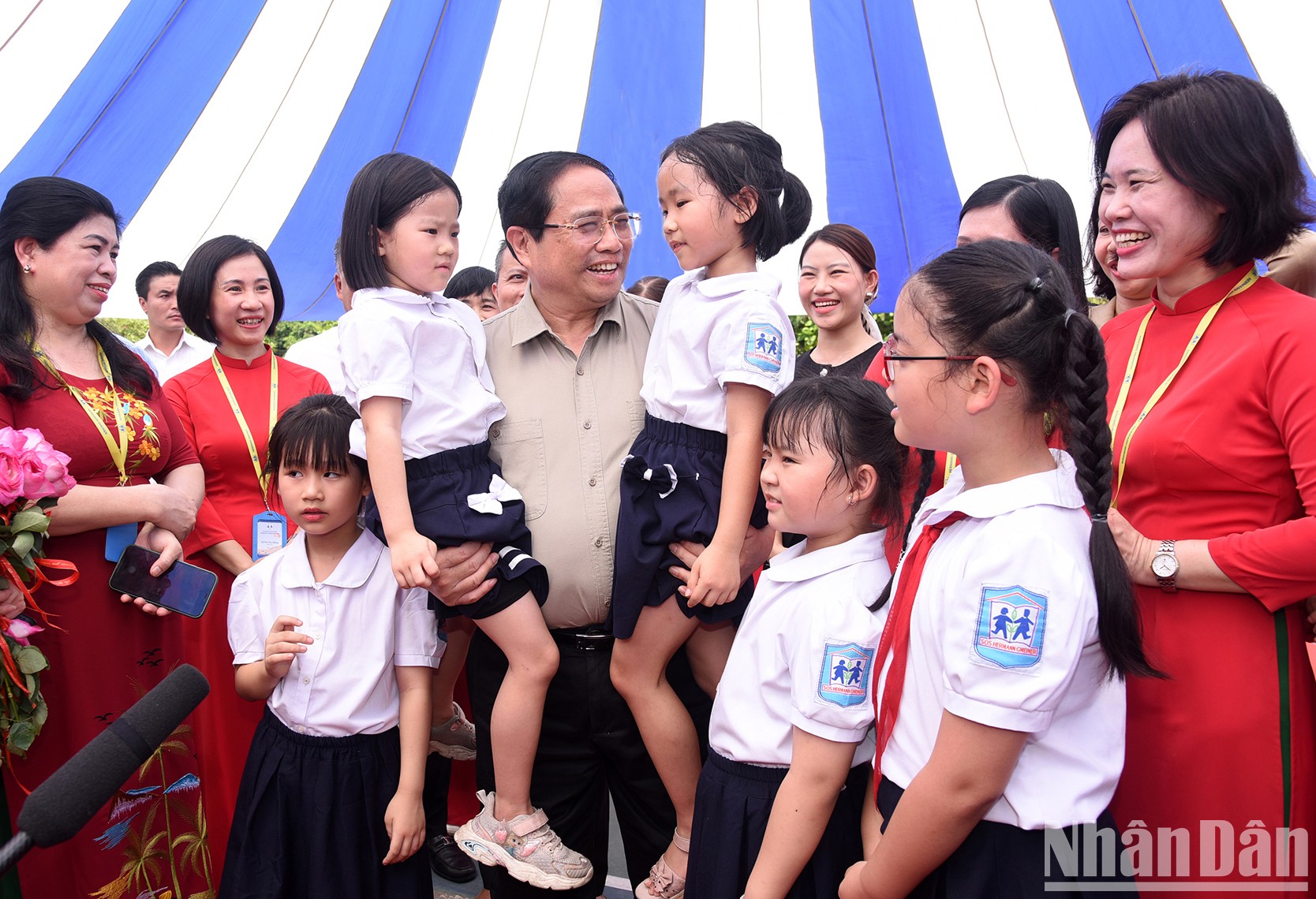 Thủ tướng Phạm Minh Chính thăm cô giáo và các em học sinh có hoàn cảnh đặc biệt tại Trường Phổ thông dân lập Hermann Gmeiner.