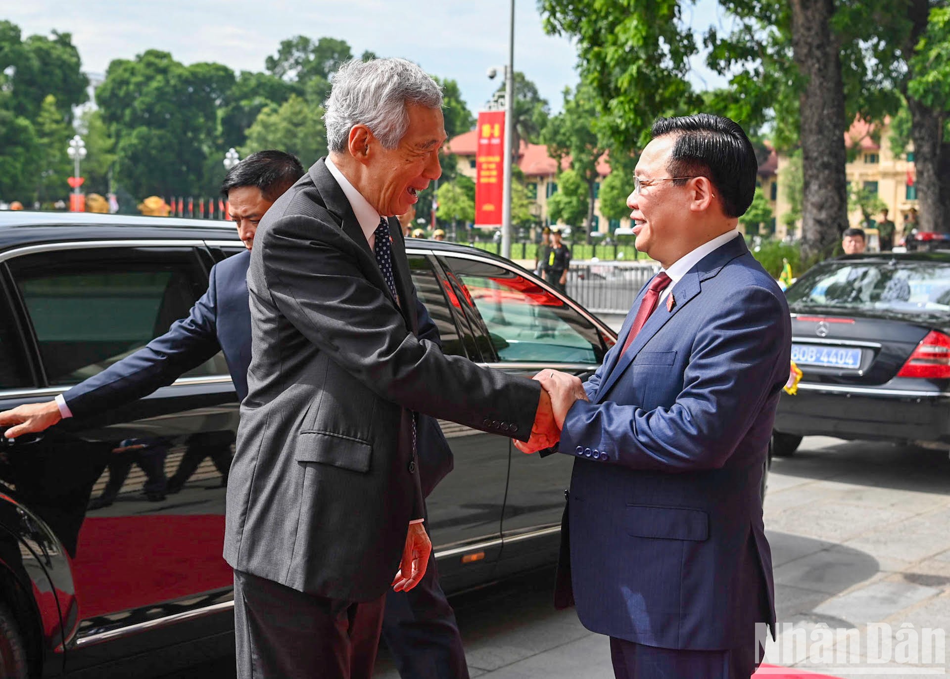Chủ tịch Quốc hội Vương Đình Huệ chào mừng Thủ tướng Lý Hiển Long thăm chính thức Việt Nam.