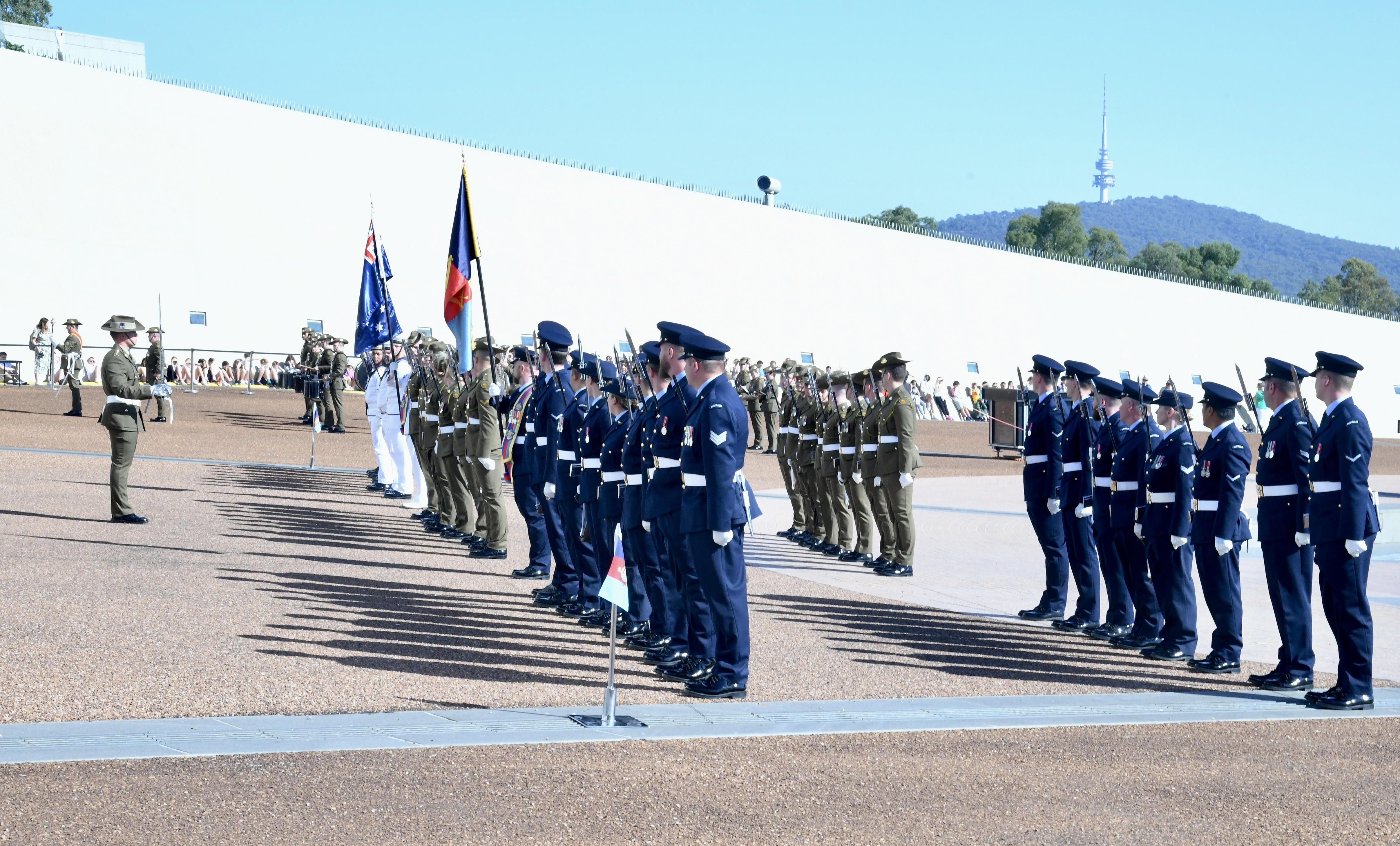 Đội danh dự Quân đội Australia tại lễ đón chính thức Thủ tướng Phạm Minh Chính và Phu nhân cùng Đoàn đại biểu cấp cao Việt Nam.