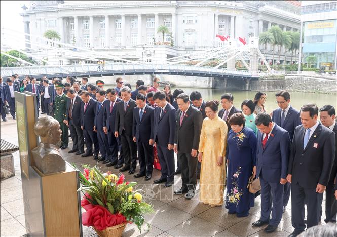 Chủ tịch Quốc hội Trần Thanh Mẫn cùng đoàn công tác dành một phút tưởng niệm bên Tượng đài Chủ tịch Hồ Chí Minh ở Singapore. 