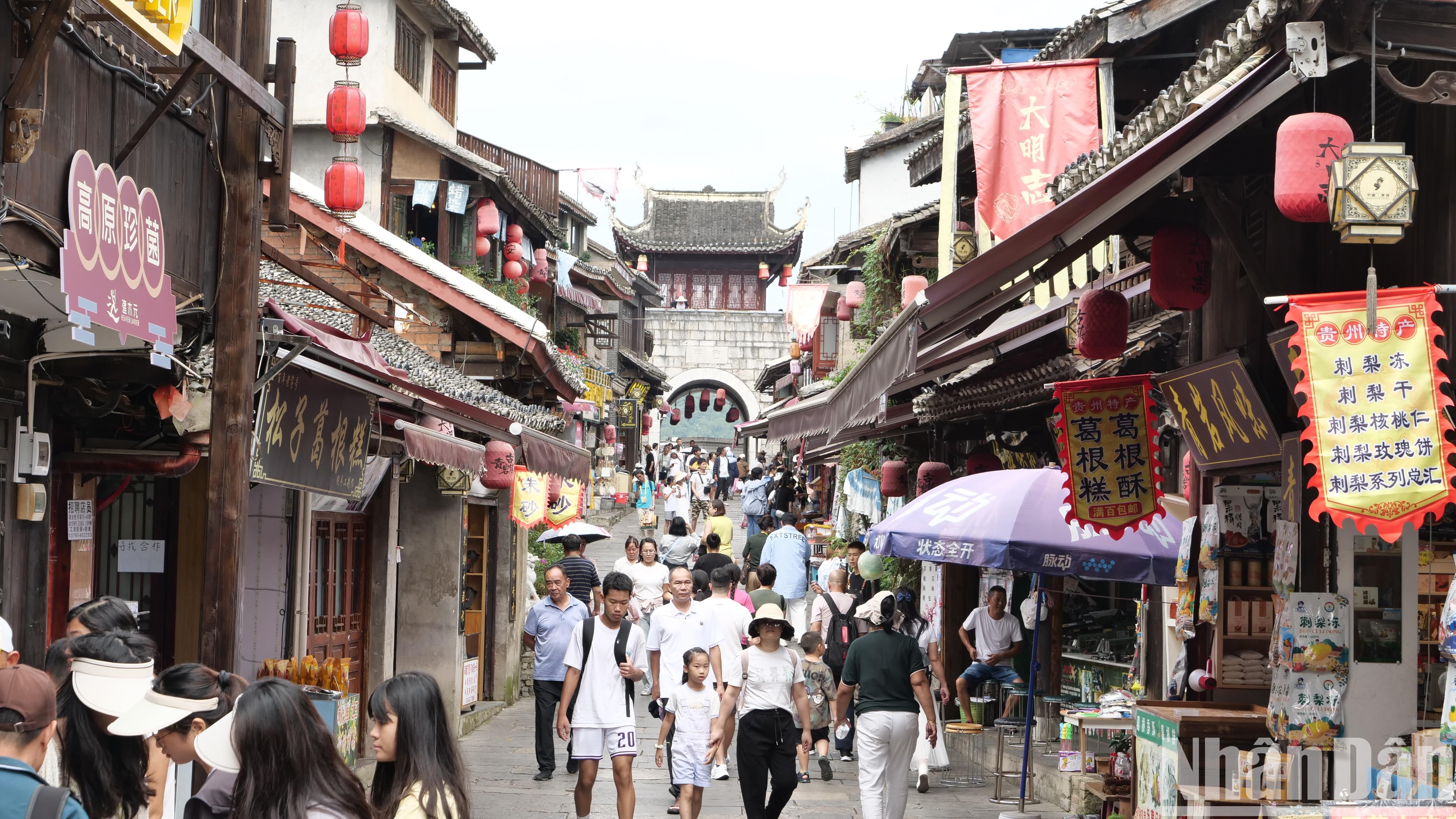 Bên trong thành, nhà ở, cửa hàng san sát, du khách tấp nập tạo nên khung cảnh vô cùng sôi động, nhộn nhịp.