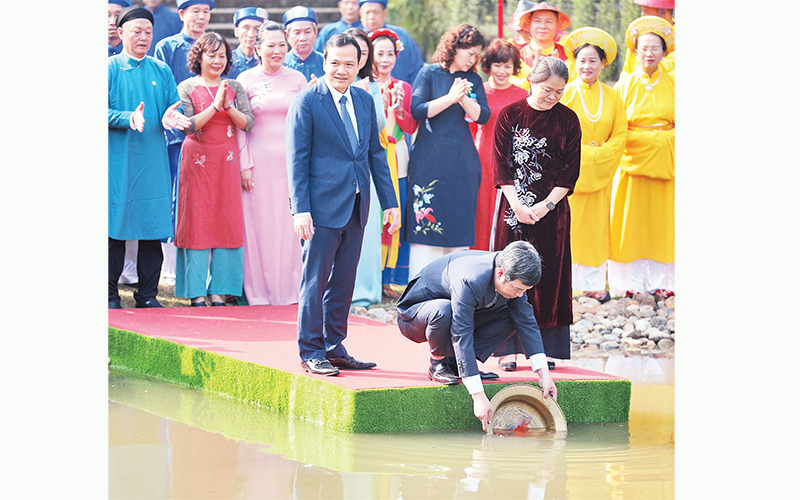Nghi lễ thả cá chép tại hồ Sen trong Hoàng thành Thăng Long.