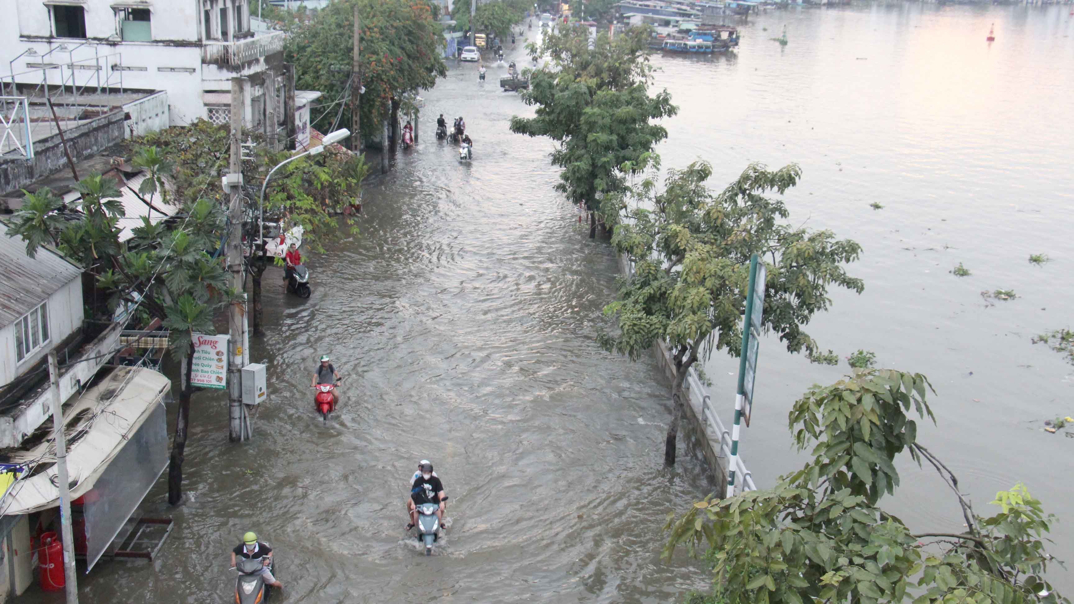 Từ khoảng 16 giờ 30 phút, mực nước các sông, kênh, rạch ở Thành phố Hồ Chí Minh lên nhanh theo đỉnh triều cường cuối tháng 10 (giữa tháng 9 âm lịch).