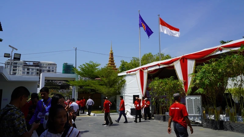 Hội chợ diễn ra tại Đại sứ quán Indonesia ở Thủ đô Phnom Penh của Campuchia (Ảnh: Nguyễn Hiệp)