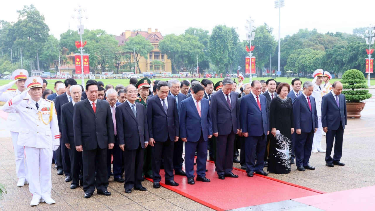 Các đồng chí lãnh đạo, nguyên lãnh đạo Đảng, Nhà nước tưởng nhớ Chủ tịch Hồ Chí Minh. (Ảnh: An Đăng/TTXVN)