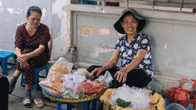 [Video] Cơm nắm muối vừng, món ăn dân dã trở thành “đặc sản” ở Hà Nội