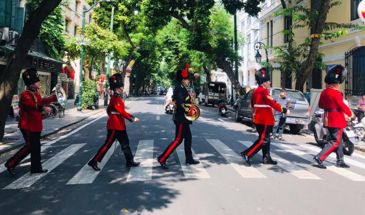 [Ảnh] Ban nhạc Quân đội Vương quốc Anh trên đường phố Hà Nội