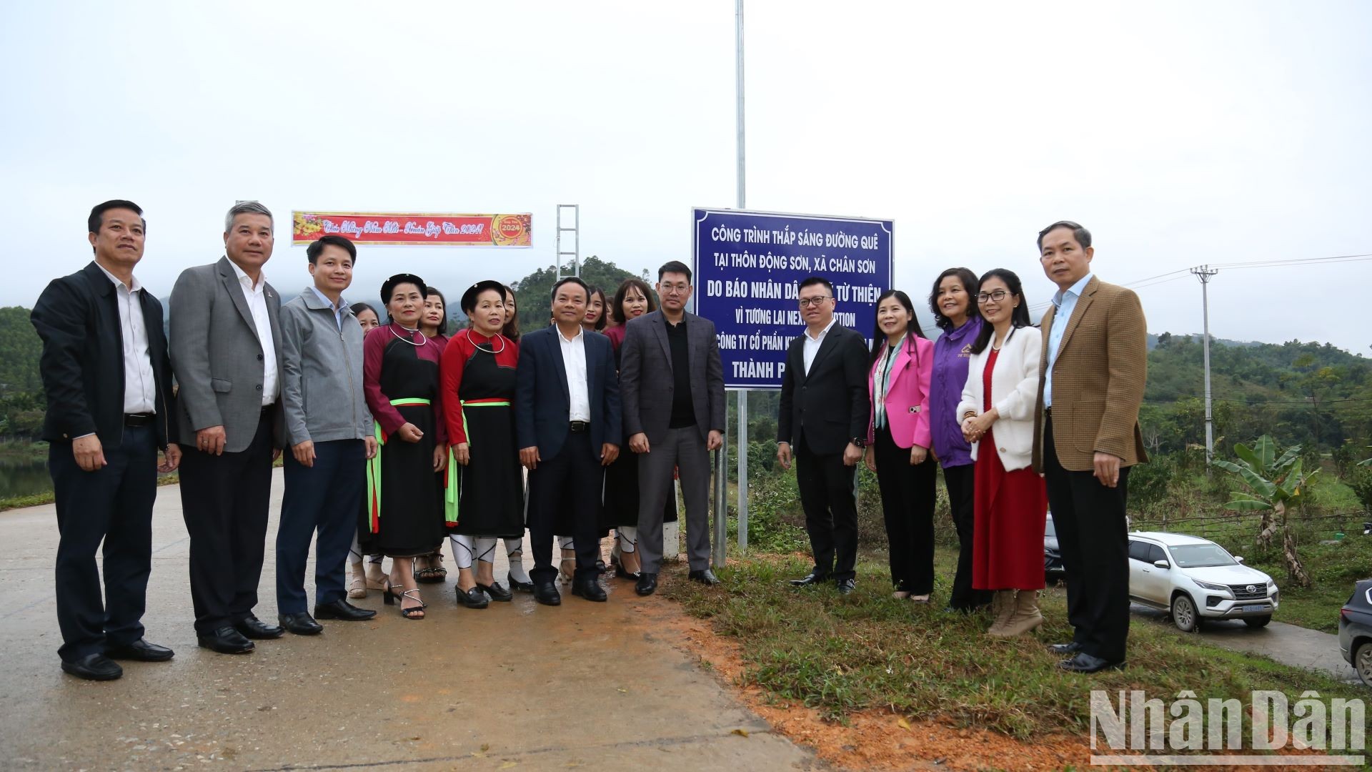 Các đại biểu khánh thành đường điện thắp sáng tại thôn Động Sơn, xã Chân Sơn, huyện Yên Sơn, tỉnh Tuyên Quang.