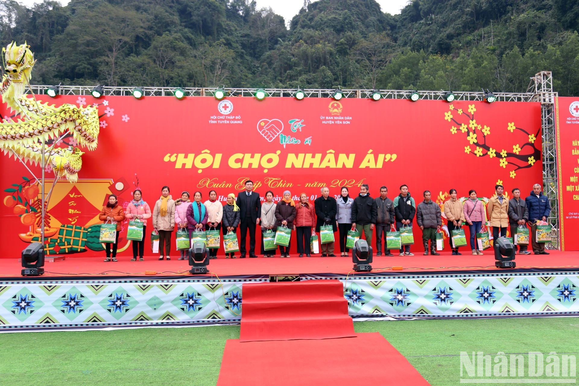 Các đồng chí lãnh đạo tỉnh Tuyên Quang trao quà cho các gia đình chính sách.