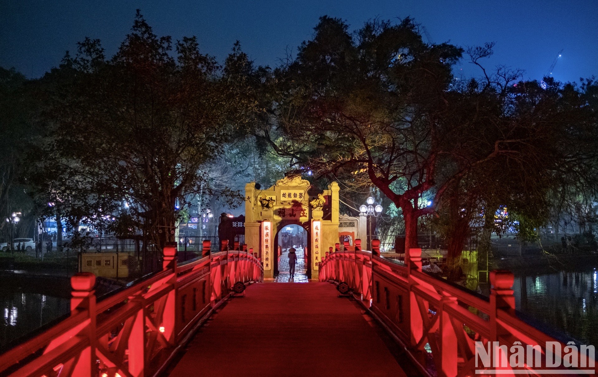 Ánh đỏ của cầu Thê Húc dẫn vào đền Ngọc Sơn quen thuộc trong nhiều năm.
