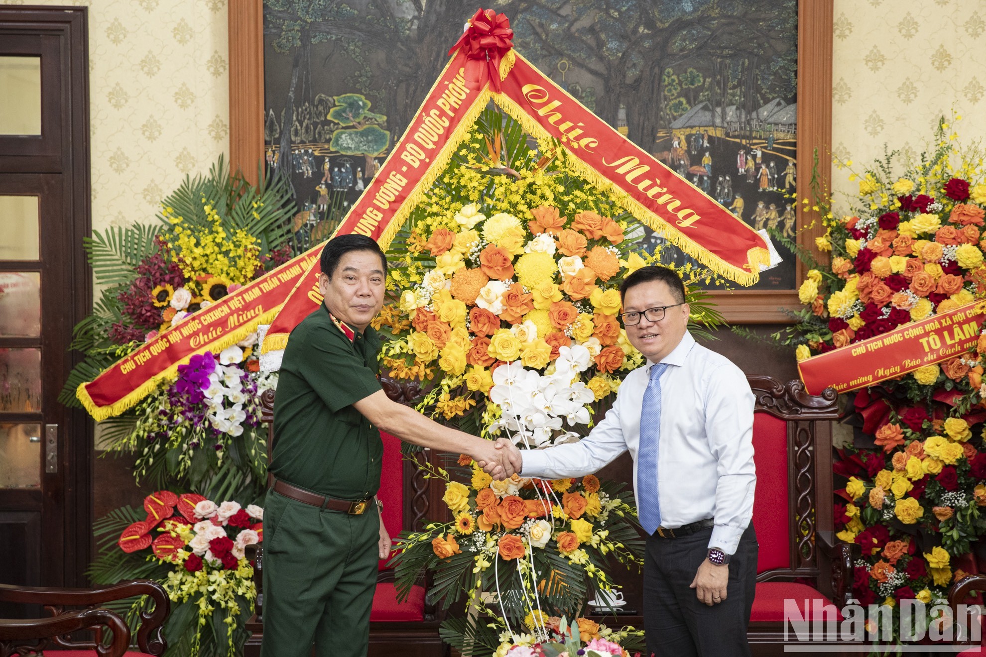 Trung tướng Nguyễn Văn Gấu, Ủy viên Trung ương Đảng, Phó Chủ nhiệm Tổng cục Chính trị Quân đội nhân dân Việt Nam dẫn đầu đoàn công tác đến thăm, chúc mừng Báo Nhân Dân.​