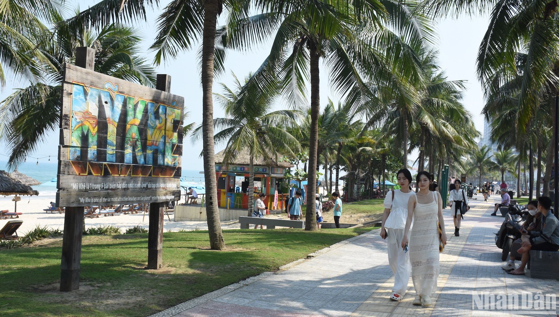 Du khách nước ngoài tham quan, tận hưởng không khí trong lành tại bãi biển Mỹ Khê - 1 trong 10 bãi biển hàng đầu châu Á. Ảnh: ANH ĐÀO