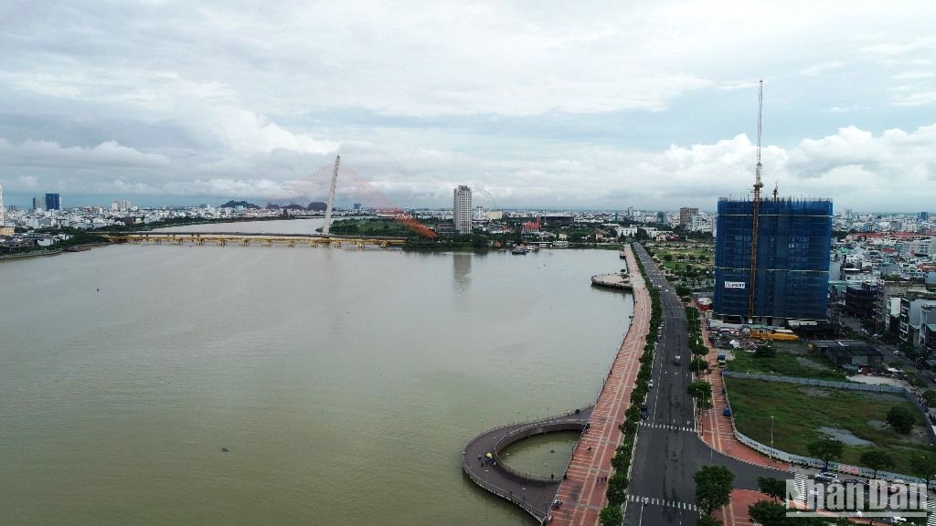 Phố đi bộ Bạch Đằng kết nối với cầu Nguyễn Văn Trỗi tạo điểm nhấn cho thành phố du lịch biển Đà Nẵng. (Ảnh: ANH ĐÀO)