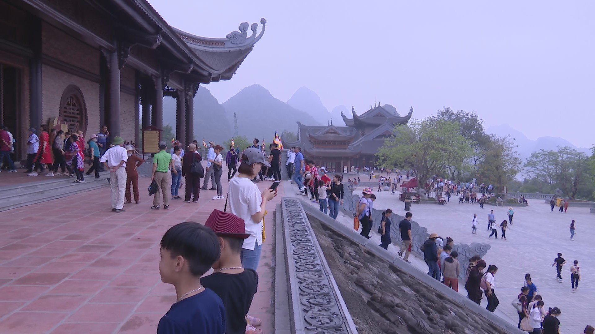Du khách về tham quan chùa Tam Chúc.