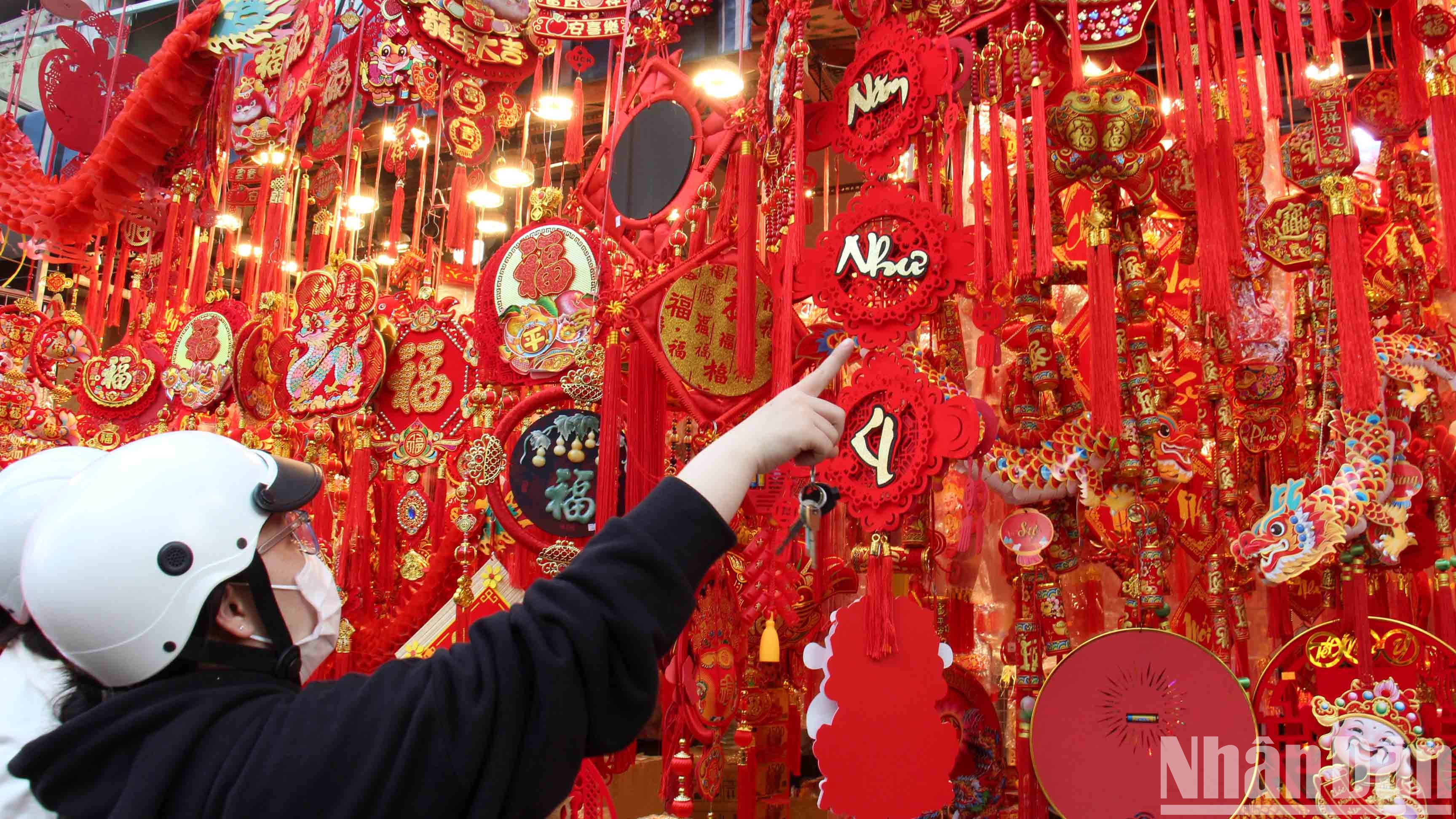 Hơn một tháng nữa mới đến Tết Giáp Thìn 2024, dọc hai bên đường Hải Thượng Lãn Ông (quận 5, Thành phố Hồ Chí Minh ) đã bắt đầu bày bán những mặt hàng trang trí Tết.