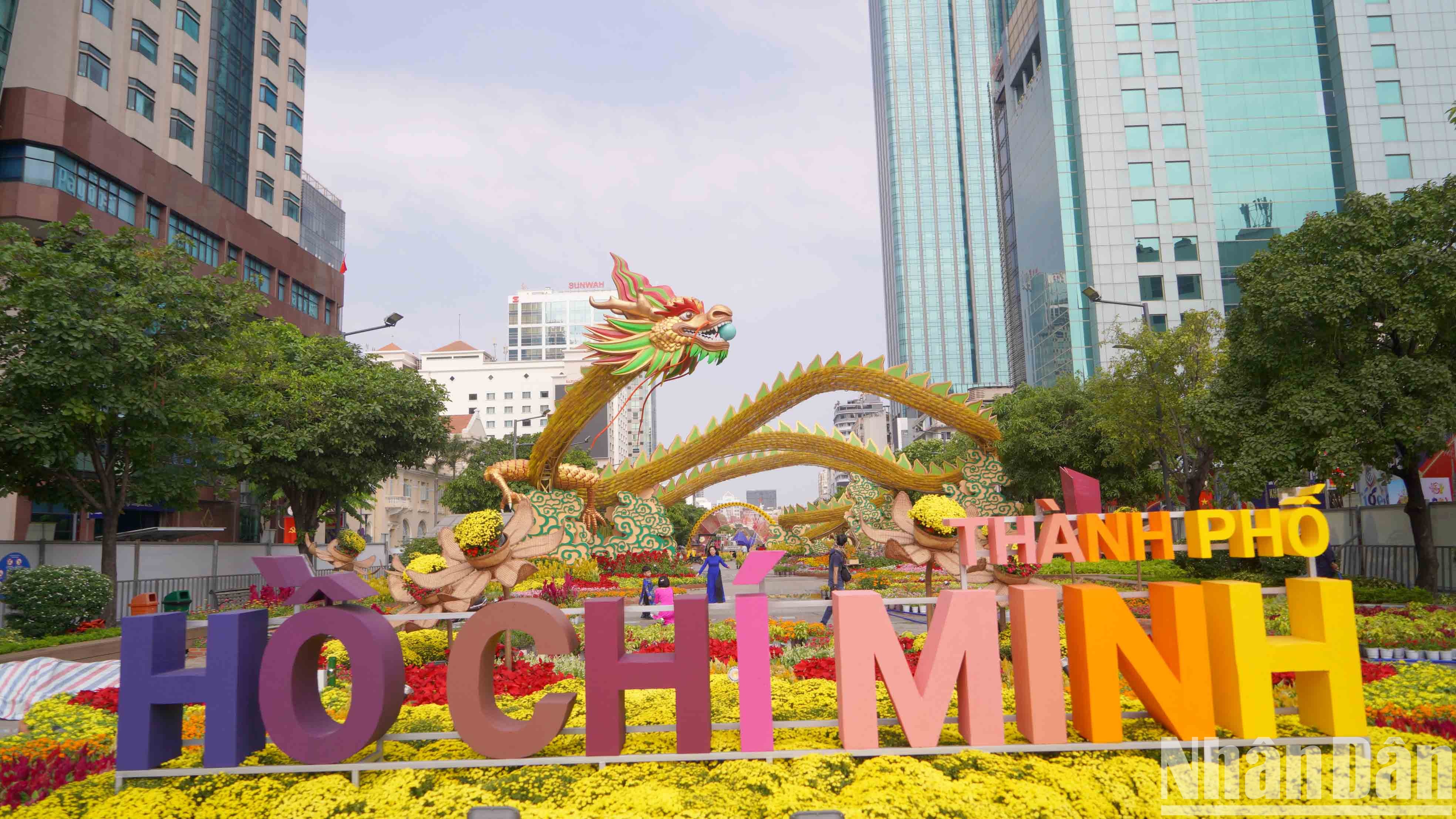 Sáng 6/2 (27 tháng Chạp), việc thi công đường hoa Nguyễn Huệ (Thành phố Hồ Chí Minh) cơ bản đã hoàn thành, sẵn sàng đón du khách đến tham quan thưởng ngoạn từ 19 giờ ngày 28 tháng Chạp Quý Mão.