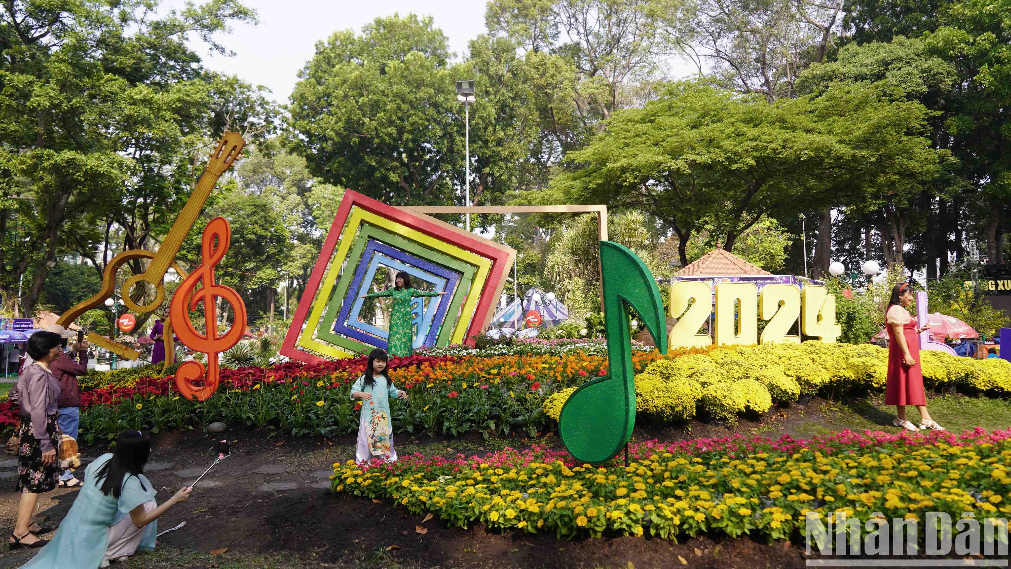 Hội hoa xuân lần thứ 44 được Thành phố Hồ Chí Minh tổ chức tại công viên Tao Đàn với chủ đề "Xuân yêu thương, Tết sum vầy" kéo dài từ ngày 6/2 đến 15/2 (tức 27 tháng Chạp đến mùng 6 Tết).