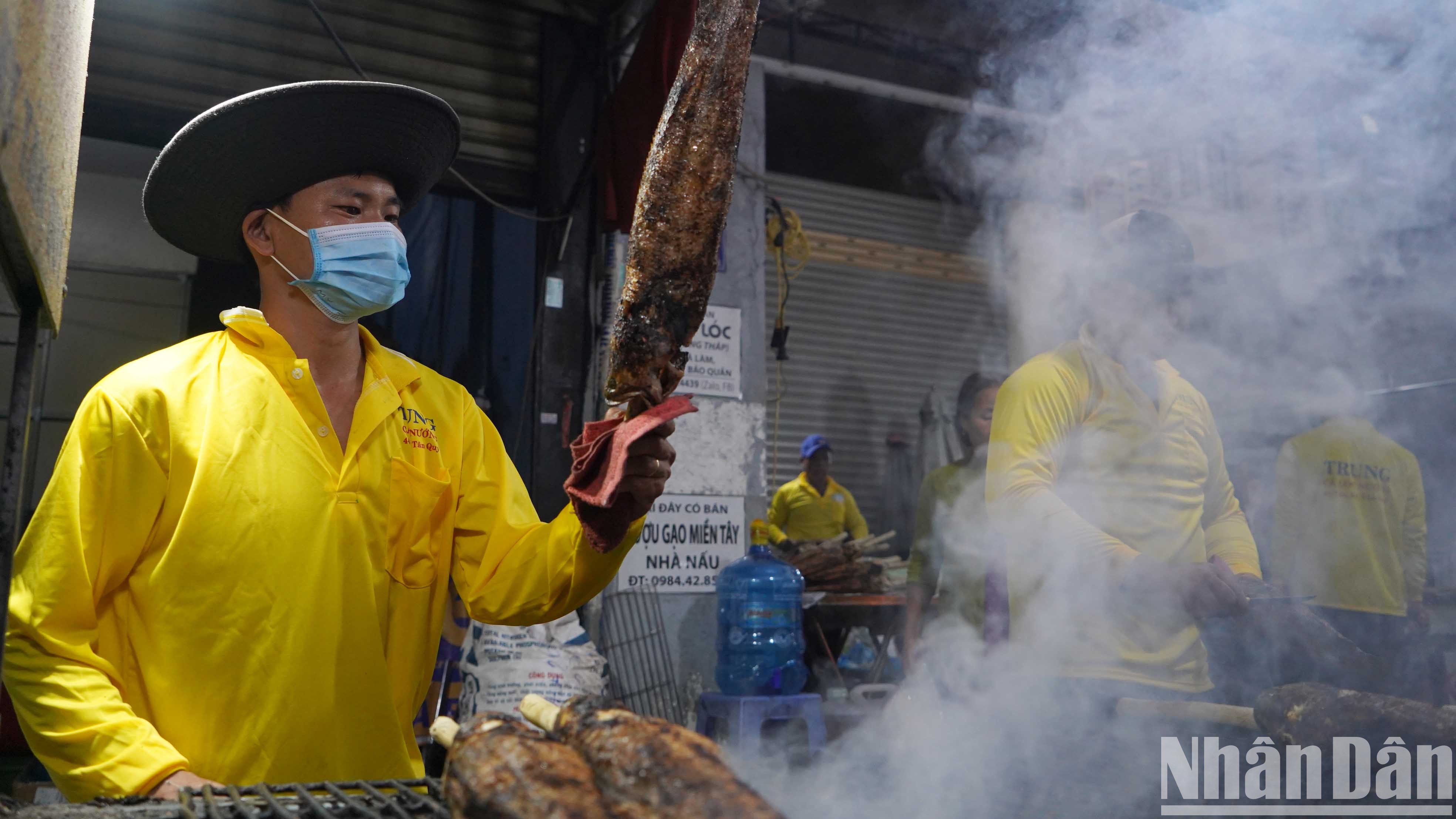 Đông người dân chen chân tại "đường bán cá lóc nướng" ở quận Tân Phú để mua cá cúng trong Ngày vía Thần Tài.