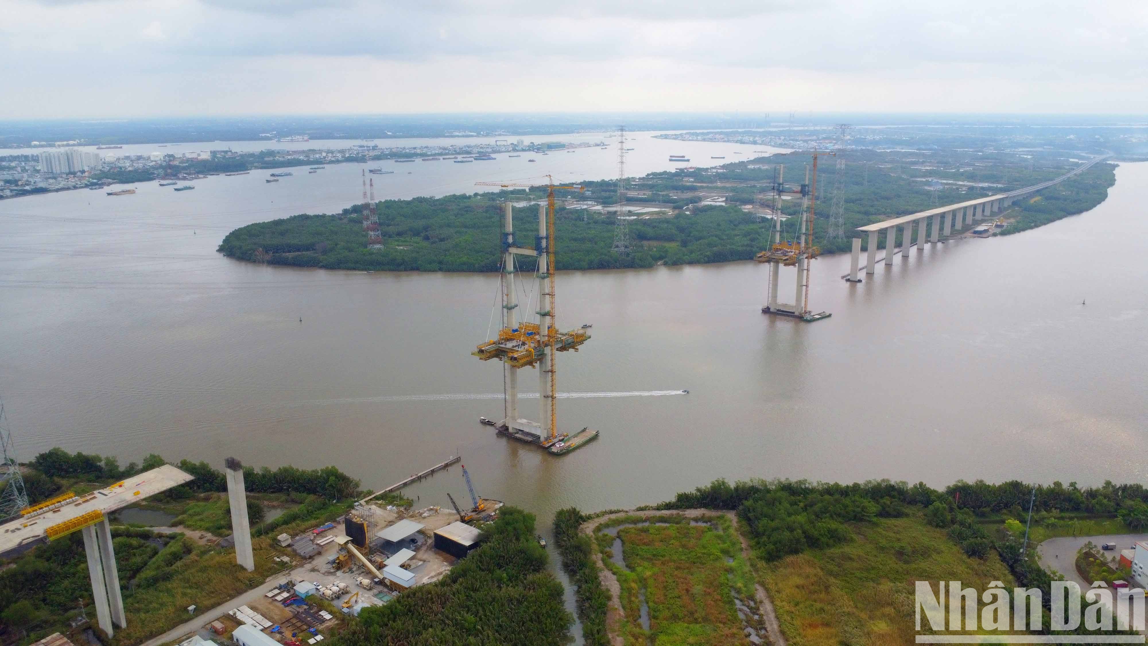 Gói thầu J1 – cầu Bình Khánh tại huyện Nhà Bè, Thành phố Hồ Chí Minh, một trong những gói thầu quan trọng nhất của dự án cao tốc Bến Lức-Long Thành. Sau khi tái khởi động từ tháng 8/2023, liên danh nhà thầu đang nỗ lực thi công ngày đêm để bảo đảm tiến độ.