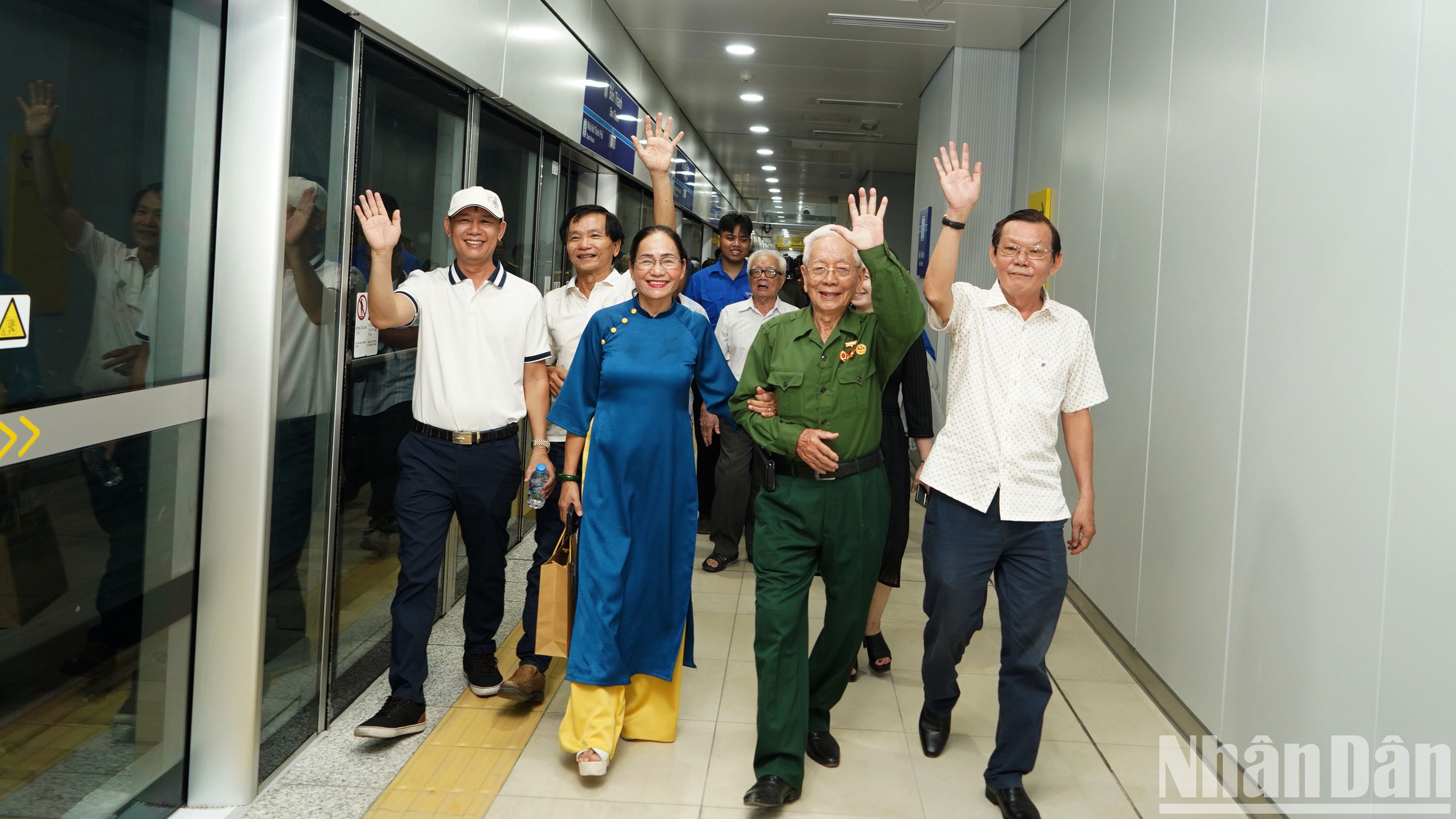 Ngay từ sáng sớm, hàng ngàn vị khách đặc biệt đã có buổi trải nghiệm đầy cảm xúc trong lần đầu tiên tuyến Metro số 1 Thành phố Hồ Chí Minh (Metro Bến Thành-Suối Tiên) chạy thử nghiệm tự động trên toàn tuyến.