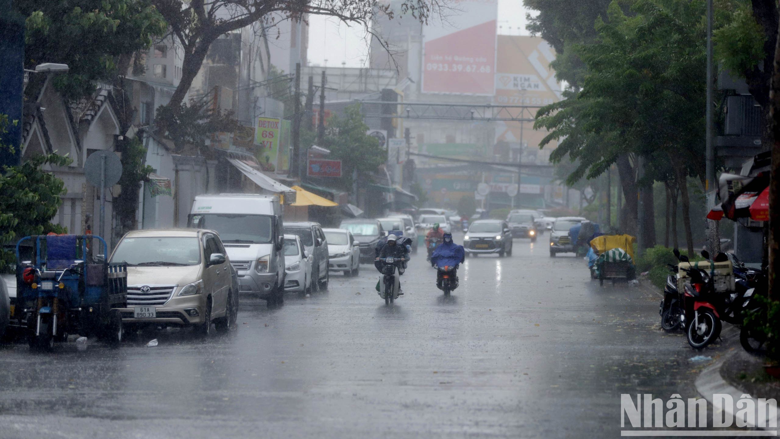 Trưa 7/5, cơn mưa lớn đột ngột xuất hiện tại nhiều quận, huyện ở Thành phố Hồ Chí Minh.