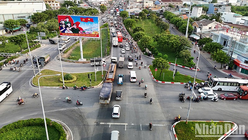 Chiều 30/8, trong ngày làm việc cuối cùng trước kỳ nghỉ lễ Quốc khánh, giao thông tại khu vực cửa ngõ phía tây Thành phố Hồ Chí Minh không xảy ra tình trạng kẹt xe nhiều .