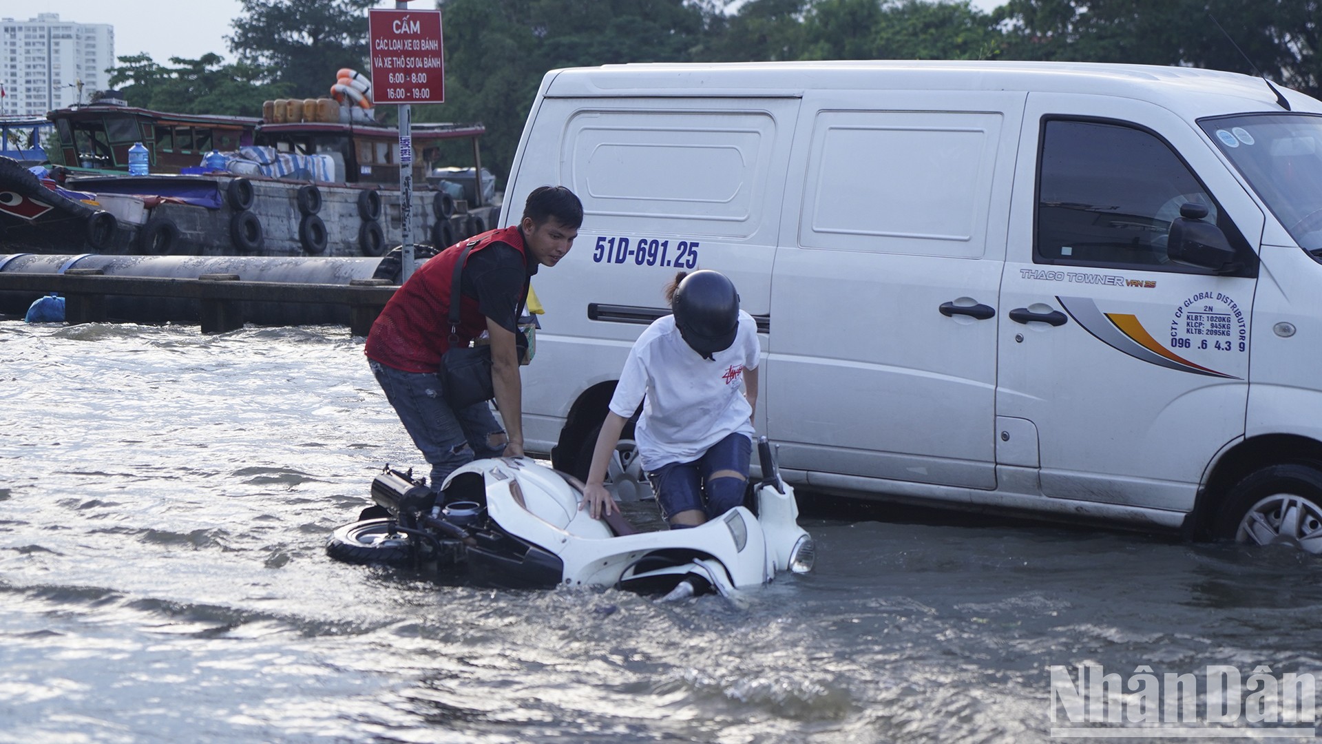 16 giờ chiều ,nước triều cường đạt đỉnh gây ngập nửa bánh xe và kéo dài suốt khung giờ tan tầm khiến xe cộ đi lại khó khăn . Nhiều người dân bì bõm lội nước, dắt xe đi bộ về nhà do xe chết máy.