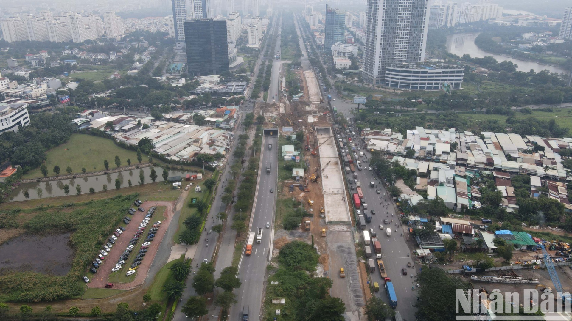 Dự án xây dựng 2 hầm chui trên đường Nguyễn Văn Linh (giai đoạn 1) có tổng chiều dài mỗi hầm khoảng 456m với 3 làn xe. Công trình được khởi công vào tháng 4/2020 với tổng vốn đầu tư 830 tỷ đồng.