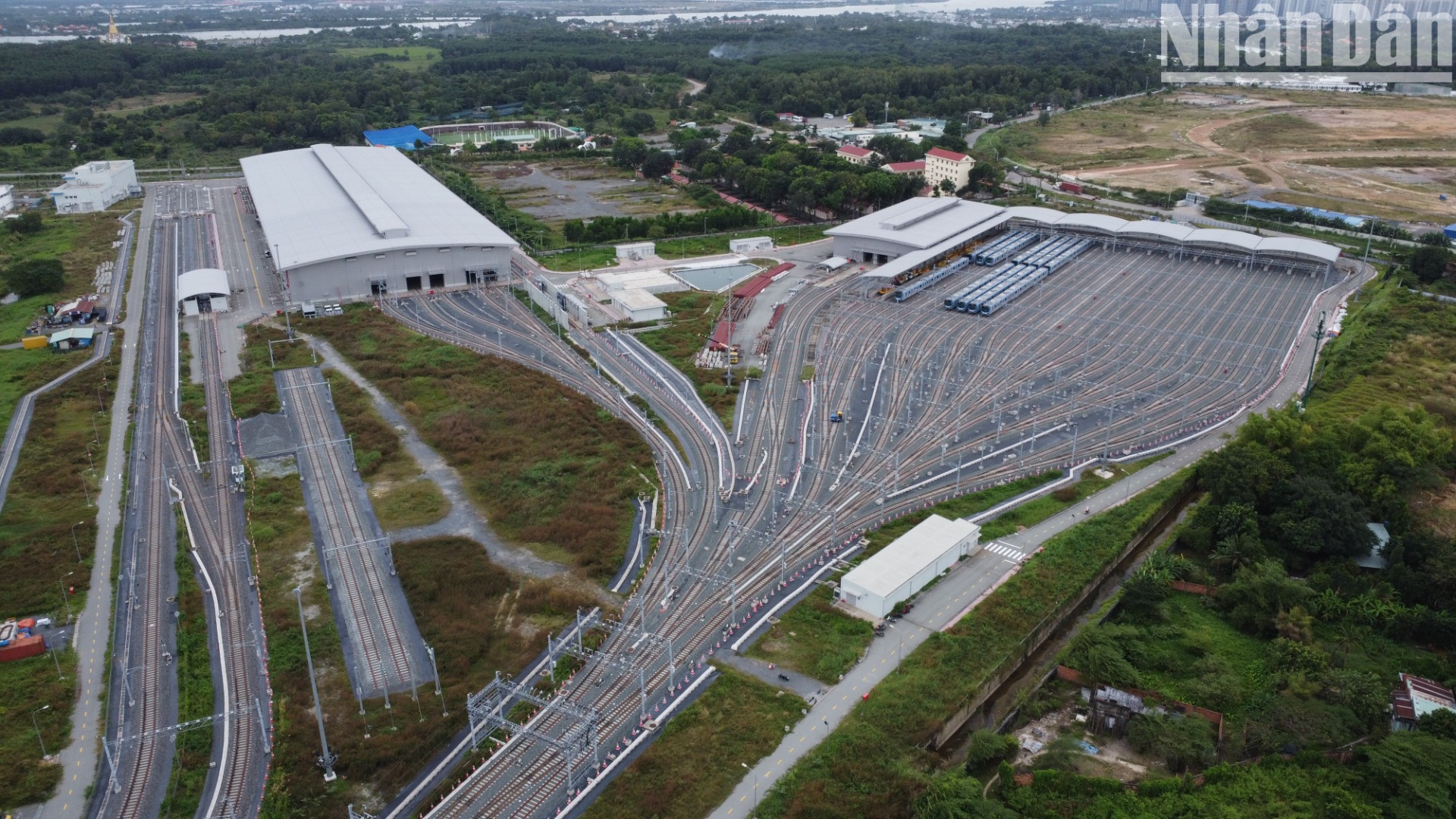 Có vai trò quan trọng, không thể thiếu trong việc vận hành 17 đoàn tàu của tuyến metro số 1 trơn tru, hiệu quả- Depot Long Bình, “trái tim” của tuyến đường sắt đô thị được xây dựng tại phường Long Bình (Thành phố Thủ Đức). Depot có diện tích khoảng 20ha, là trung tâm bảo dưỡng, bảo đảm an toàn cho việc vận hành metro. 