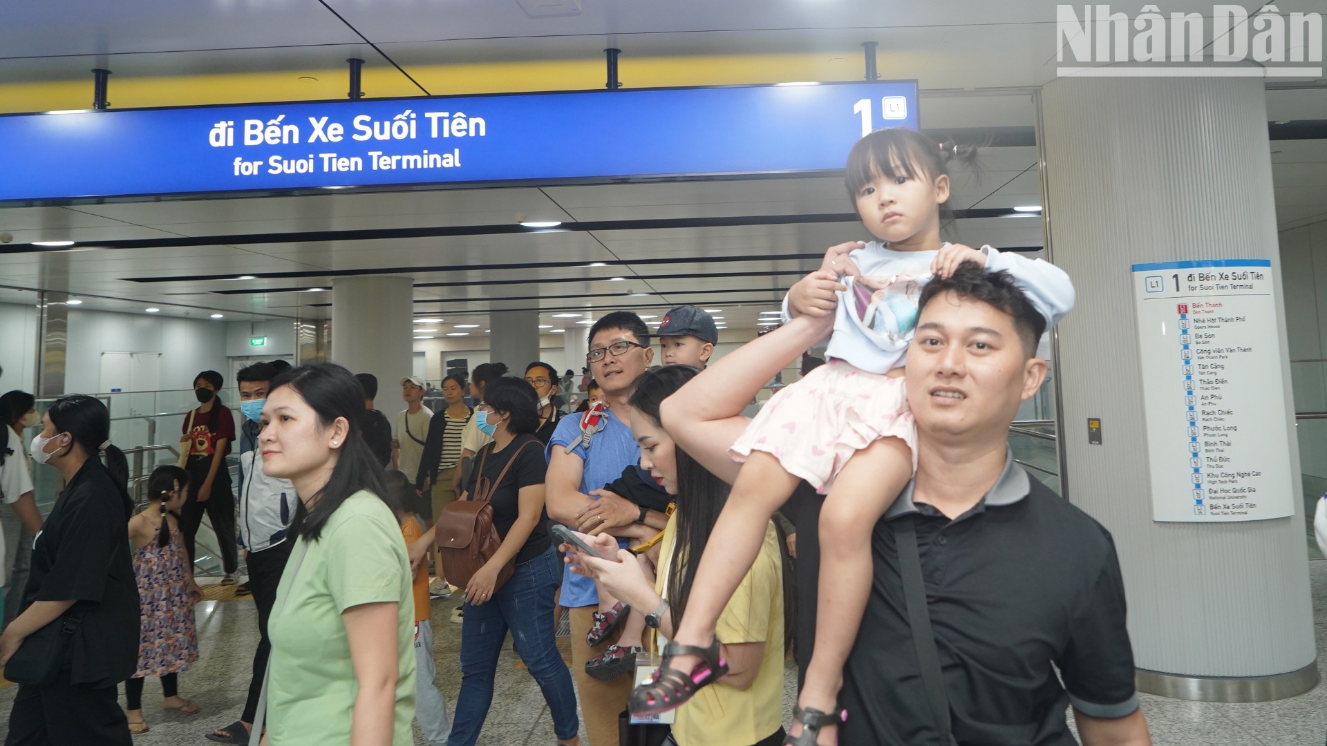 [Ảnh] Đông đảo người dân Thành phố Hồ Chí Minh háo hức xếp hàng để trải nghiệm metro số 1 ngày đầu vận hành