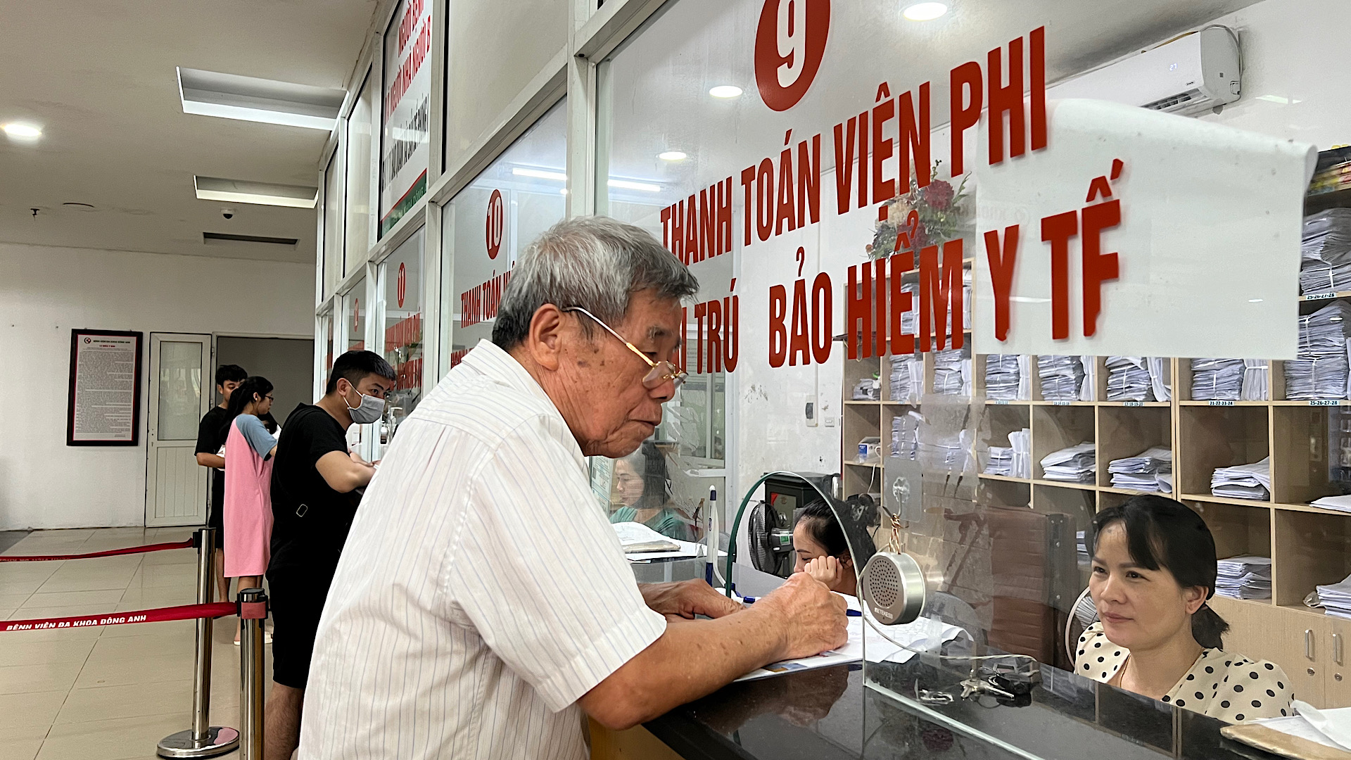 Người dân làm thủ tục khám, chữa bệnh bảo hiểm y tế tại Bệnh viện đa khoa Đông Anh (Hà Nội). 