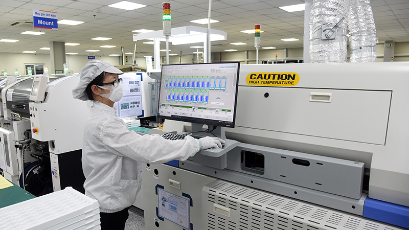 Sản xuất linh kiện điện tử ở Công ty TNHH Bumjin Electronics Vina (100% vốn đầu tư của Hàn Quốc). Ảnh | TRẦN HẢI