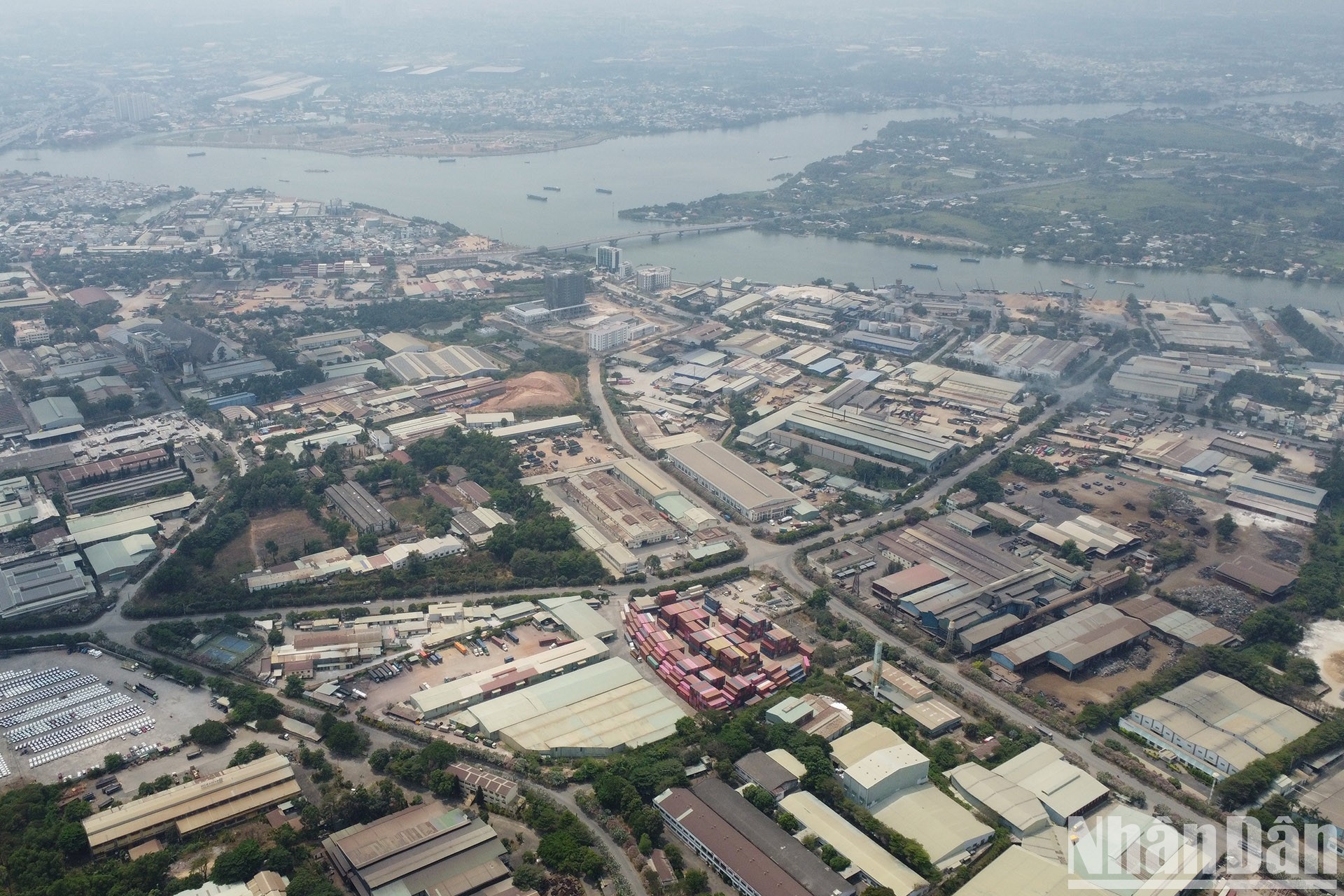 Một góc khu công nghiệp Biên Hòa 1 hướng ra sông Đồng Nai trước thời điểm chuyển đổi công năng.