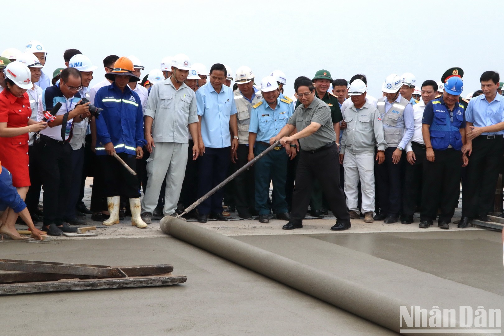 Thủ tướng Phạm Minh Chính thi công đường băng sân bay Long Thành động viên công nhân đang làm việc. 