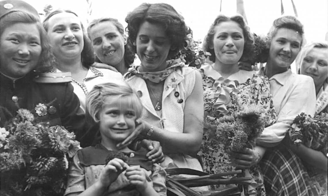 Bà Raymonde Dien (giữa) tại Berlin, Cộng hòa dân chủ Đức, tháng 8/1951.
