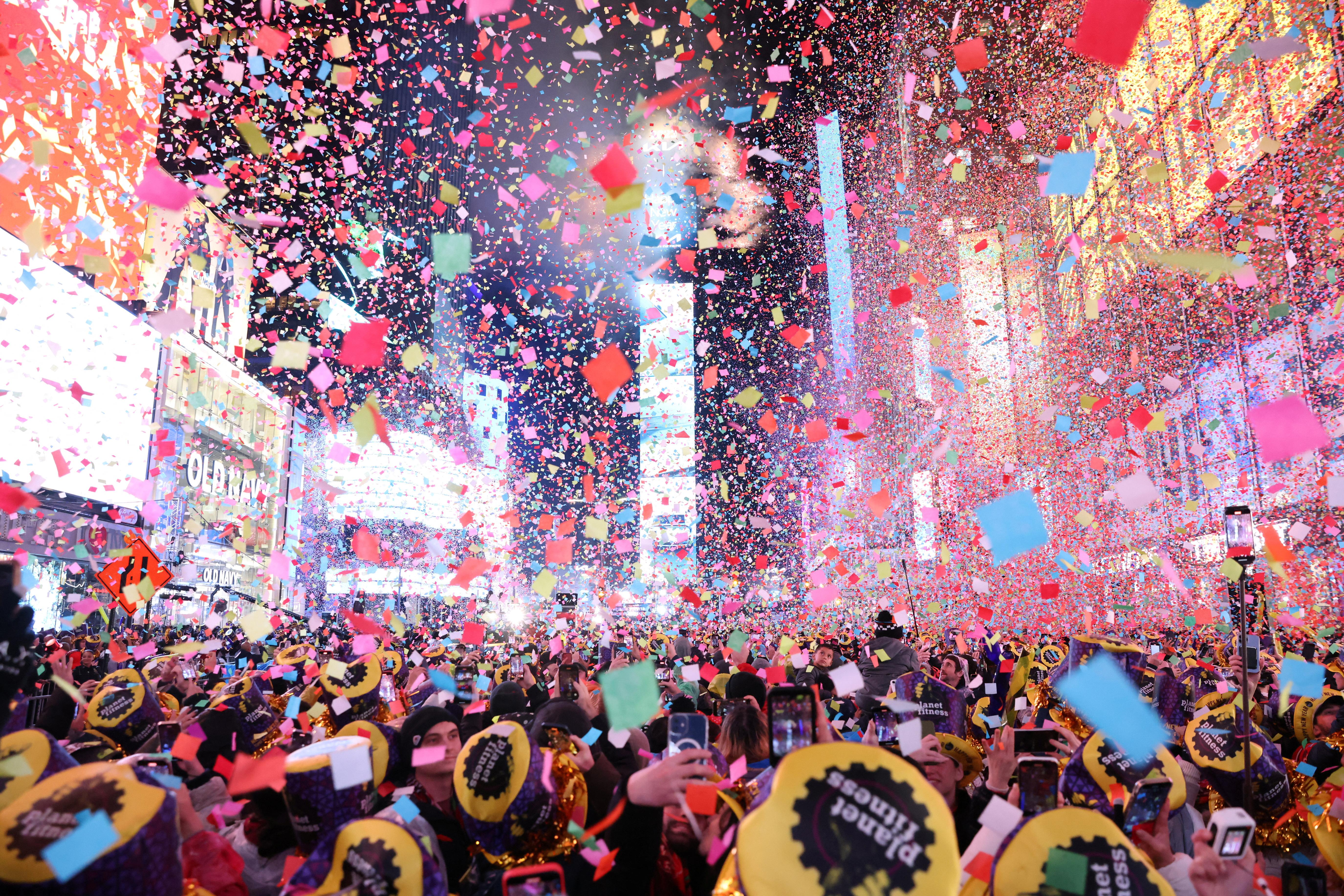 Hoa giấy bay rợp trời sau khi đồng hồ điểm thời khắc đầu tiên của năm mới 2023 trong sự kiện đón năm mới không hạn chế đầu tiên kể từ khi đại dịch Covid-19 bùng phát, Quảng trường Thời đại, Manhattan, New York, ngày 1/1/2023. (Ảnh: Reuters)