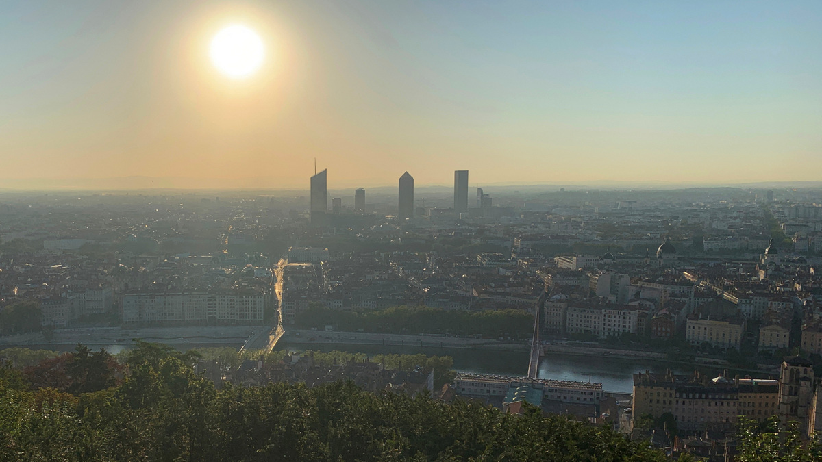 Toàn cảnh thành phố Lyon trong bối cảnh Pháp đưa ra "báo động đỏ" cho 4 khu vực phía nam đất nước do thời tiết nắng nóng cực đoan, đặc biệt là ở thung lũng Rhone, Pháp, ngày 22/8/2023. (Ảnh: Reuters)