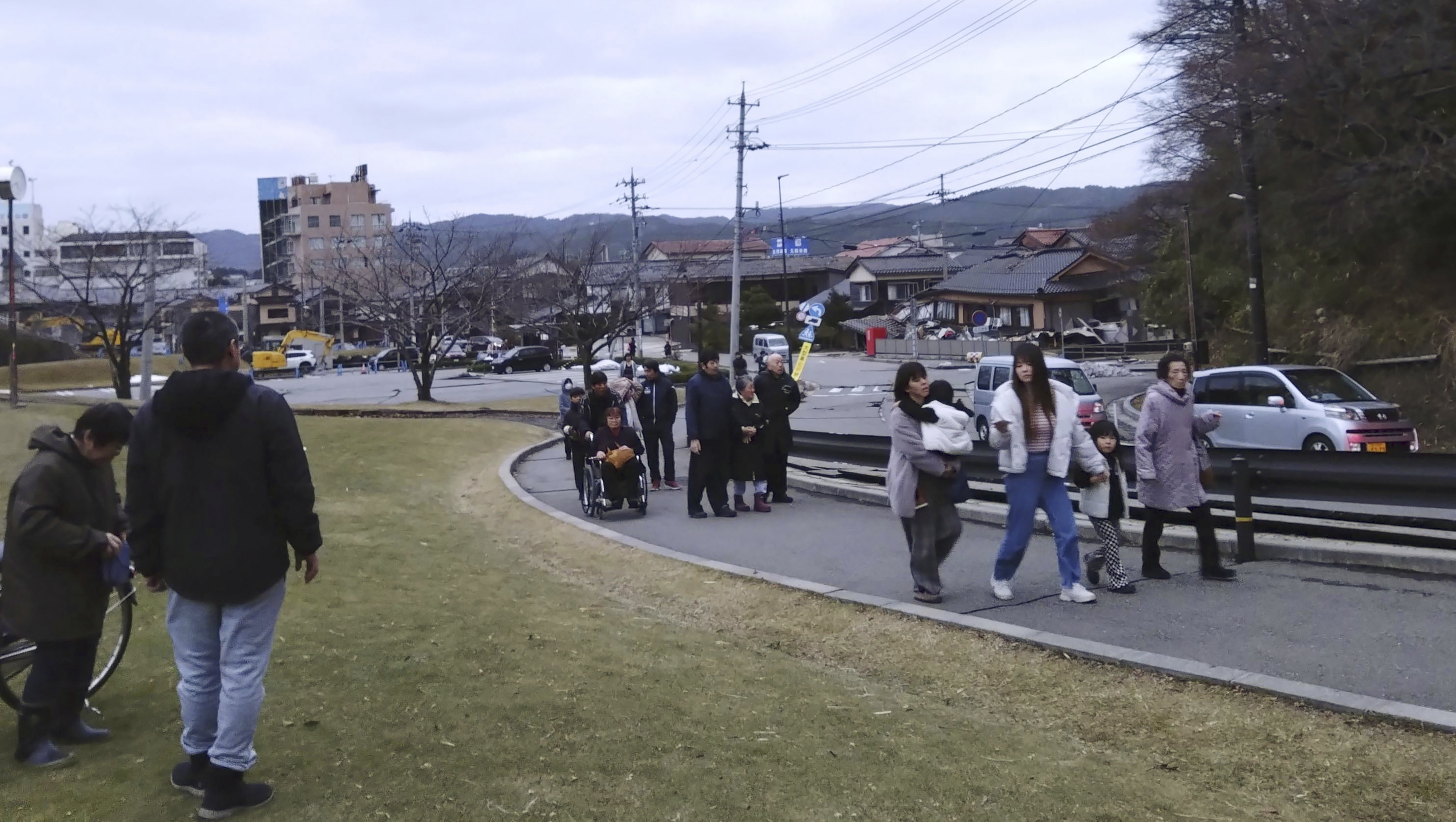 Người dân sơ tán đến nơi cao hơn để trú ẩn sau trận động đất kéo theo cảnh báo sóng thần ở Wajima, tỉnh Ishikawa, Nhật Bản, ngày 1/1/2024. (Ảnh: Kyodo/AP) 