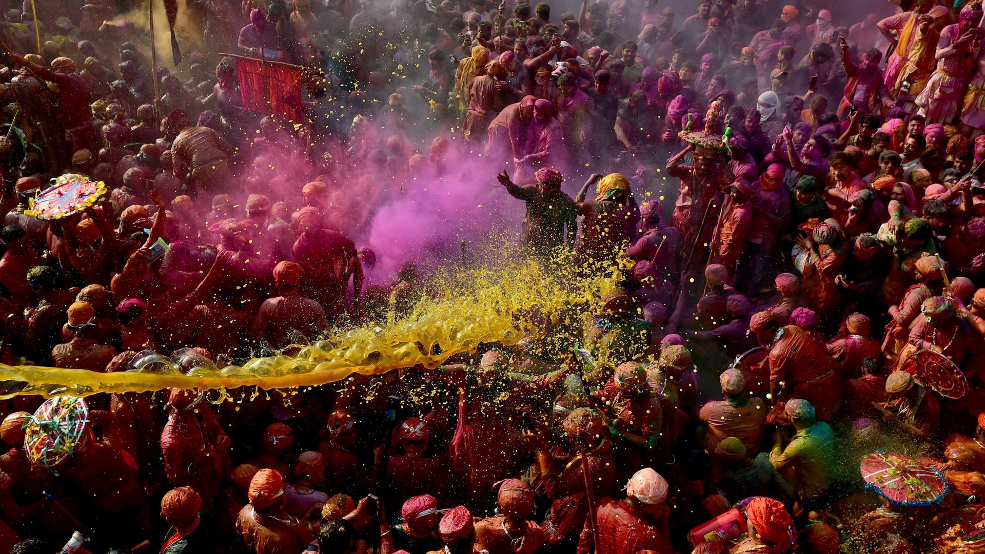 Tưng bừng Lễ hội Holi ở thị trấn Nandgaon, Uttar Pradesh, Ấn Độ. (Ảnh: Reuters) 