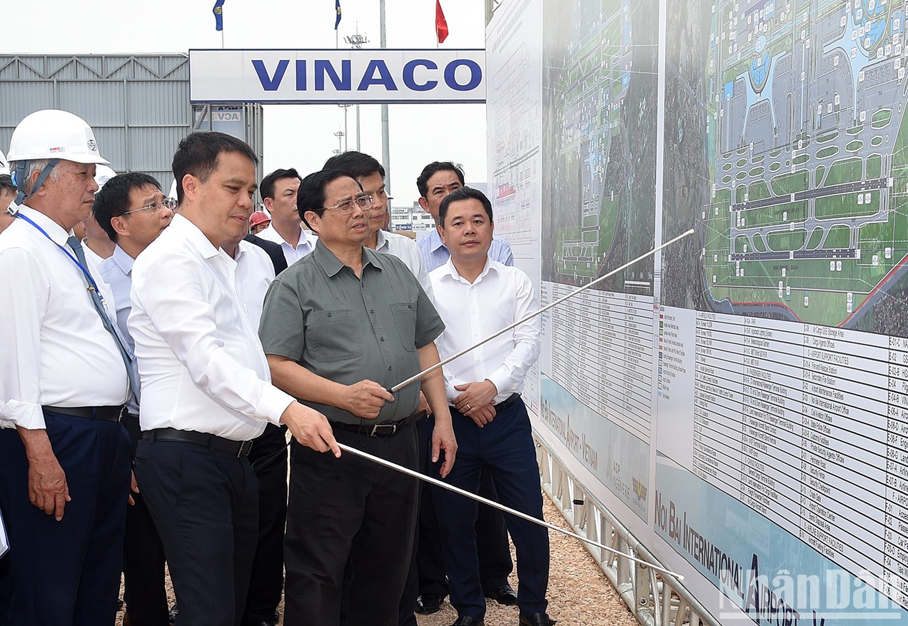 Thủ tướng Phạm Minh Chính xem báo cáo Dự án mở rộng Nhà ga hành khách T2, Cảng Hàng không quốc tế Nội Bài.