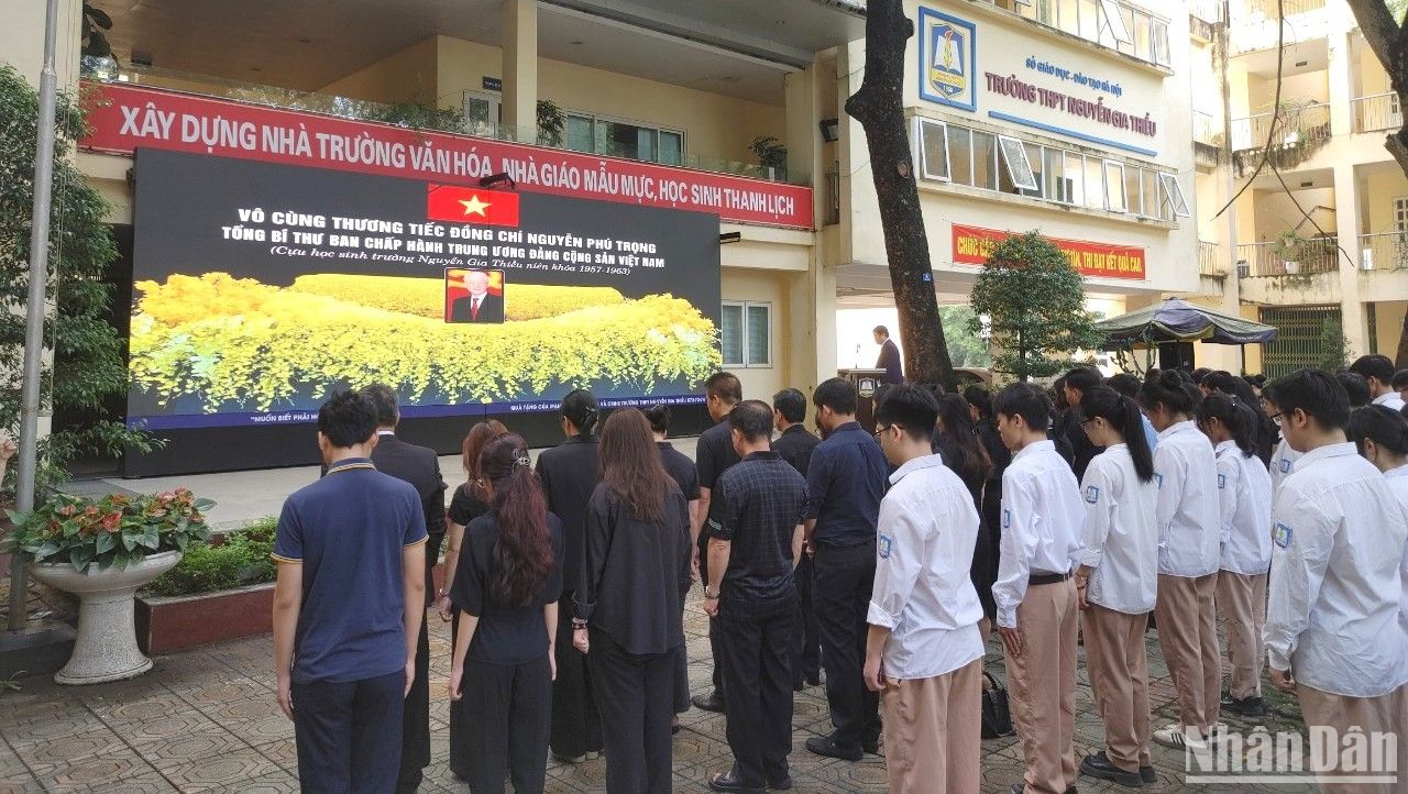 Lễ tưởng niệm Tổng Bí thư Nguyễn Phú Trọng tại Trường THPT Nguyễn Gia Thiều. (Ảnh: TRUNG HƯNG) 