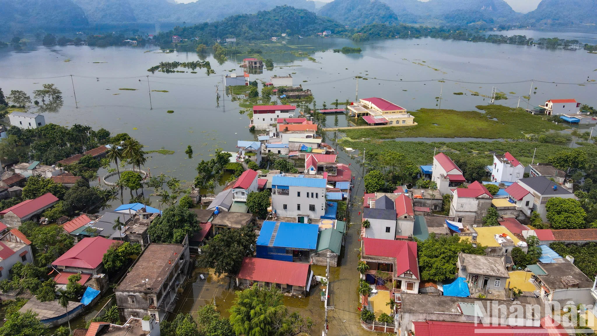 Đến trưa 15/9, sau 3 ngày nước dâng cao, nhiều nhà dân tại huyện Mỹ Đức vẫn chìm trong biển nước.