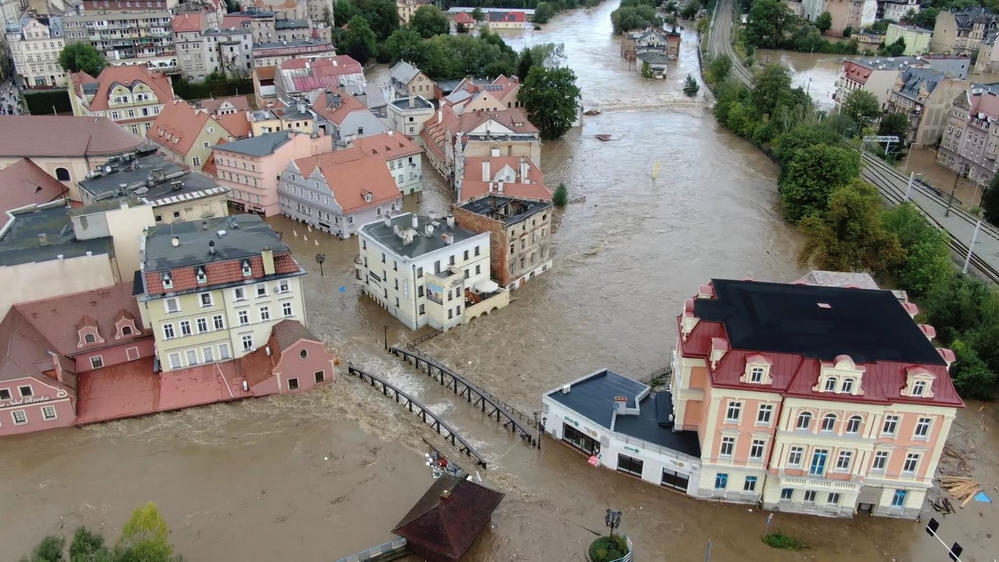 Một cây cầu bị nhấn chìm trong nước lũ ở Klodzko, tỉnh Hạ Silesia, Ba Lan, ngày 15/9/2024.