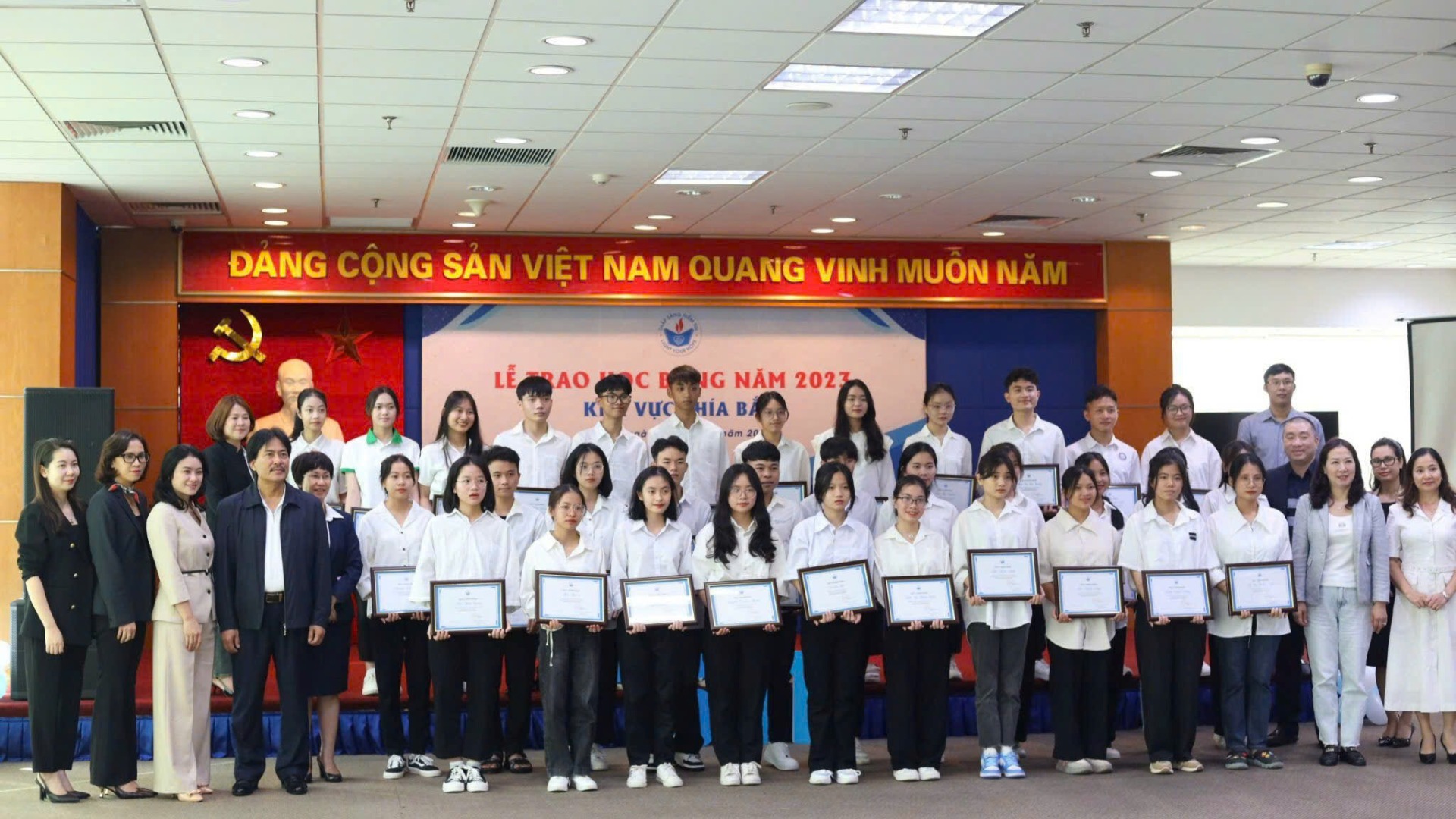 Quỹ Thắp sáng niềm tin trao học bổng cho sinh viên khu vực phía bắc năm 2023.