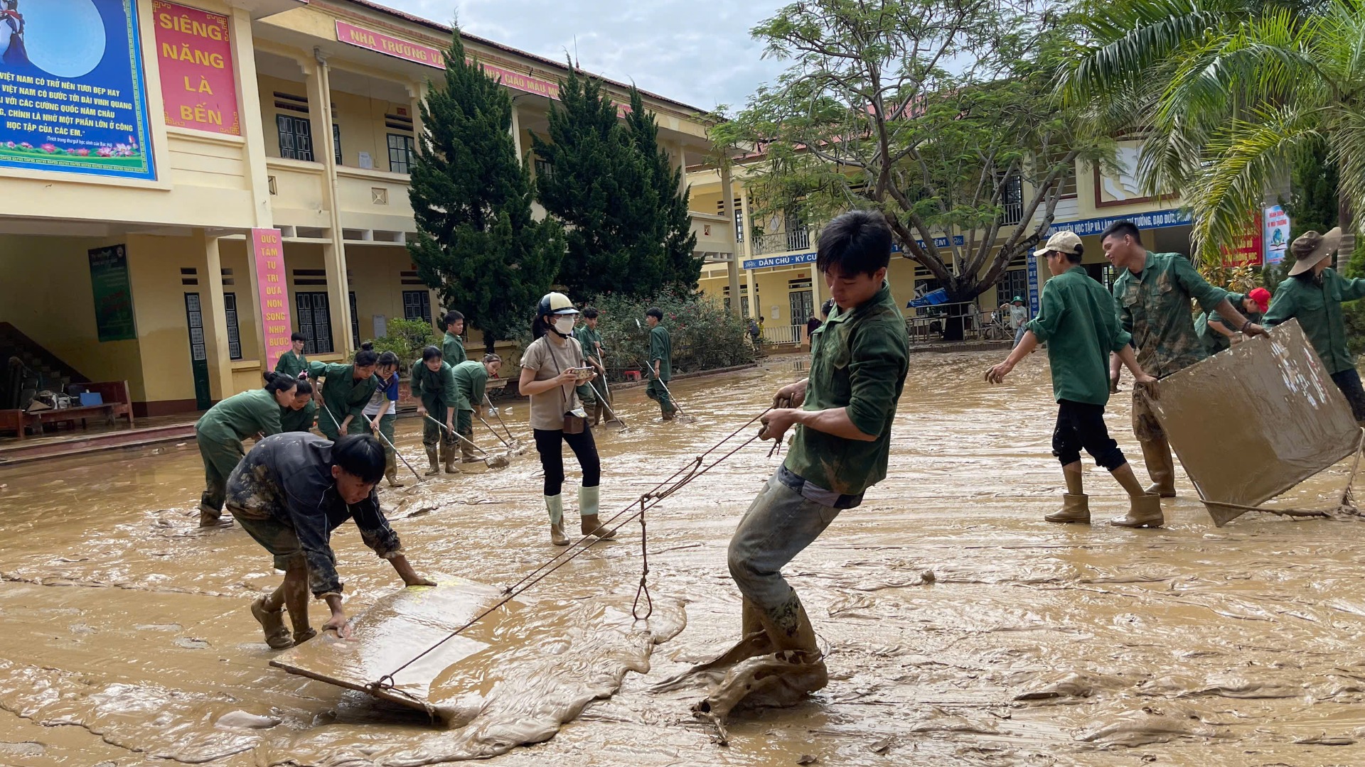 Các trường học trên địa bàn huyện Bảo Yên, Lào Cai dọn vệ sinh trường lớp học để đón học sinh trở lại trường.