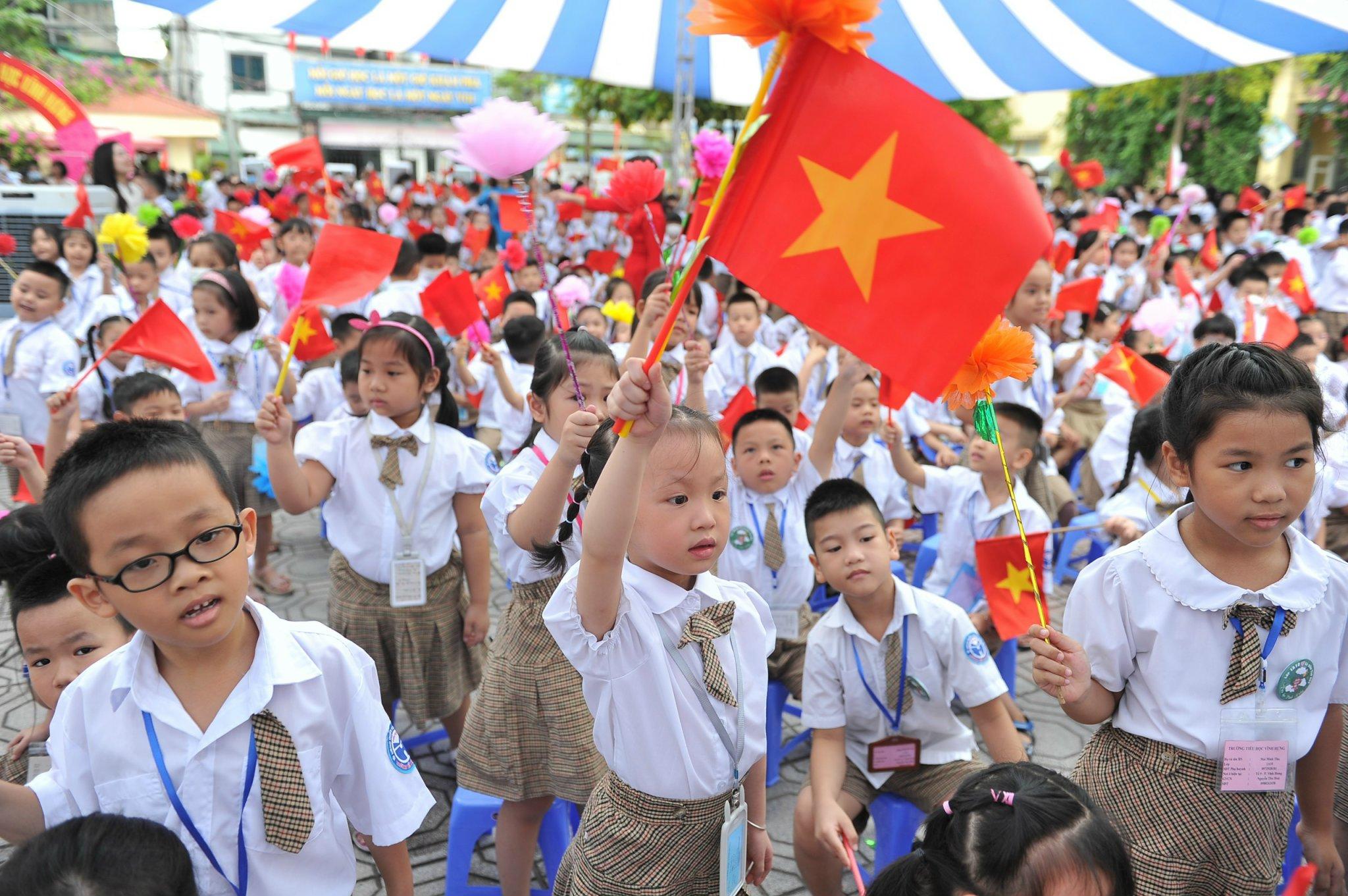 Học sinh Trường Tiểu học Vĩnh Hưng, quận Hoàng Mai, Hà Nội hào hứng trong lễ Khai giảng năm học mới. (Ảnh: Đăng Khoa) 